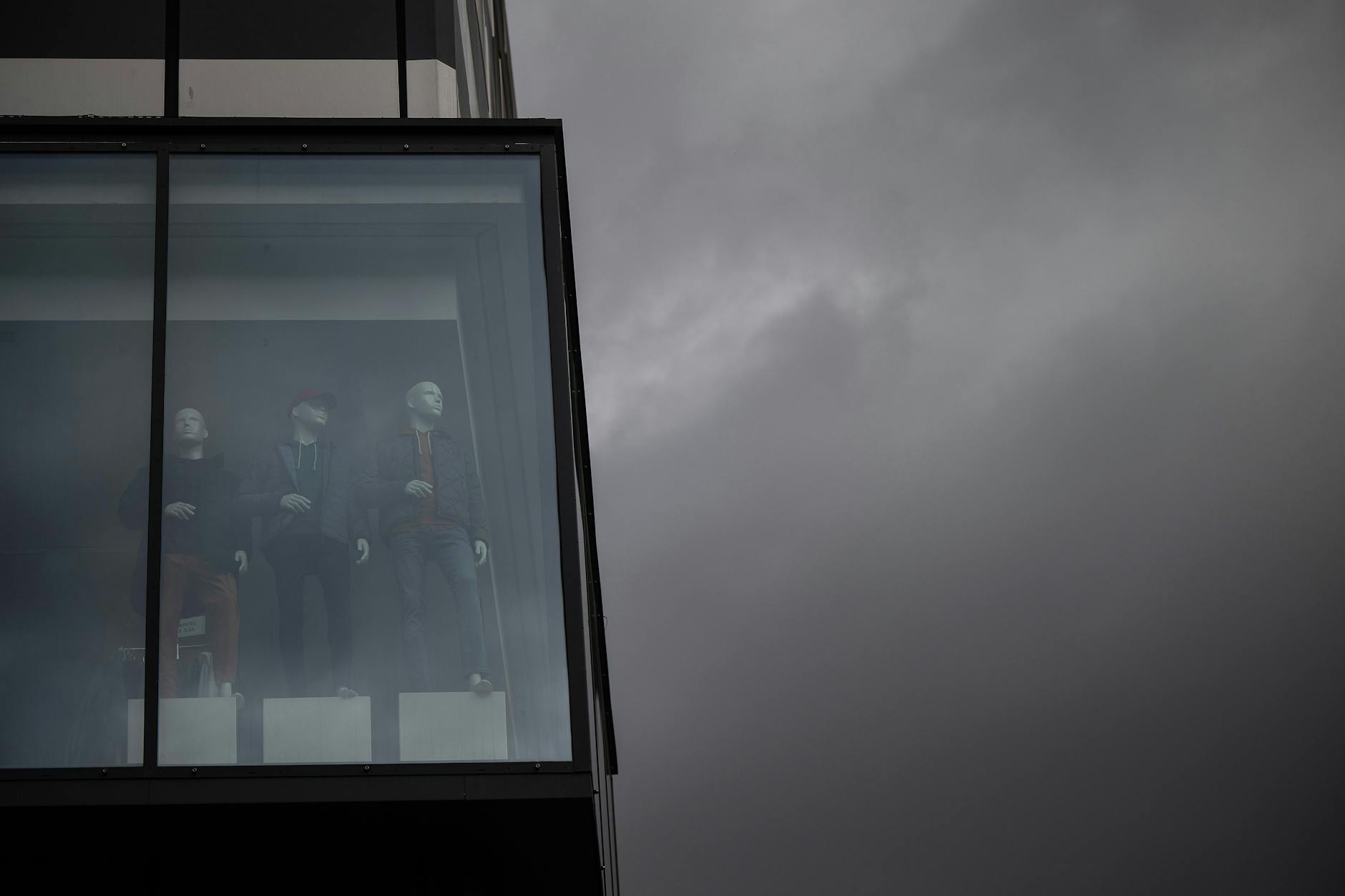 Der Blick aus dem Schaufenster: trübe Aussichten oder Silberstreif.