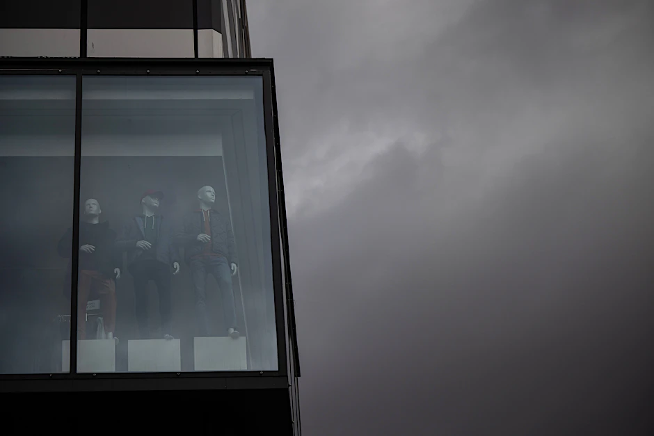 Der Blick aus dem Schaufenster: trübe Aussichten oder Silberstreif.