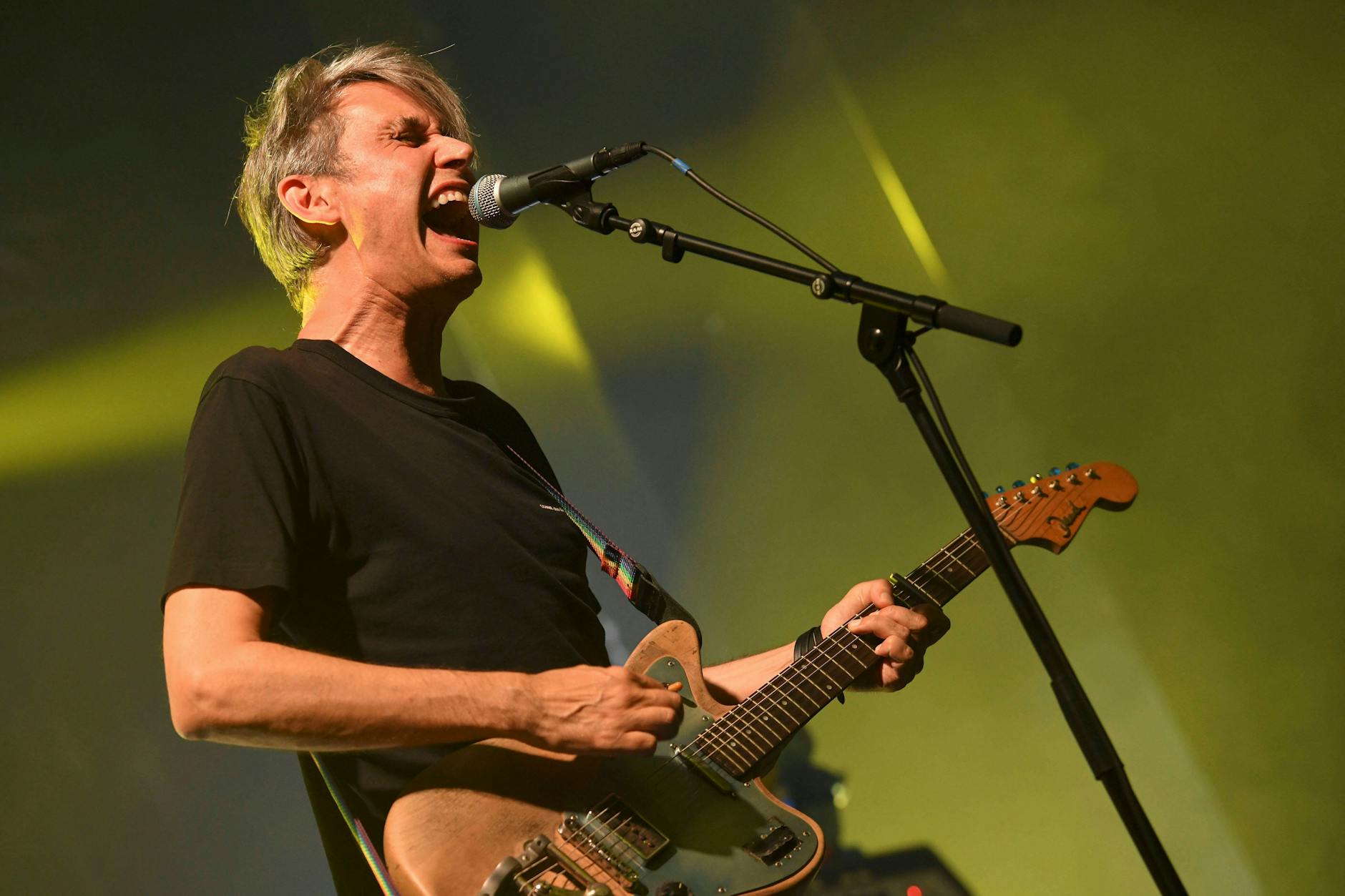 Dirk von Lowtzow von Tocotronic bei einem Konzert während der „Nie wieder Krieg“-Tour.