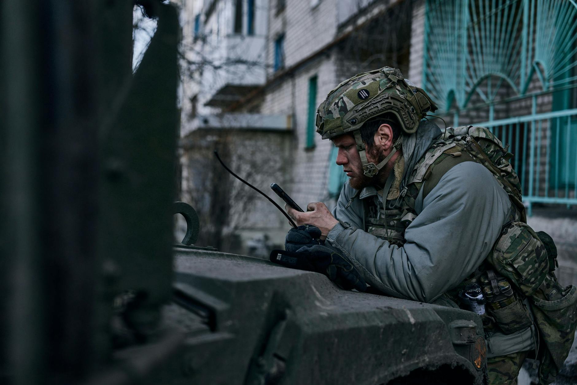 Ein ukrainischer Soldat schaut auf sein Handy. So etwas könnte gefährlich werden.