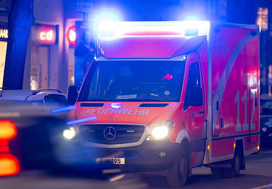 Ein Auto ist in Charlottenburg gegen einen Transporter gekracht. Dabei erlitt eine Frau Kopfverletzungen.&nbsp;