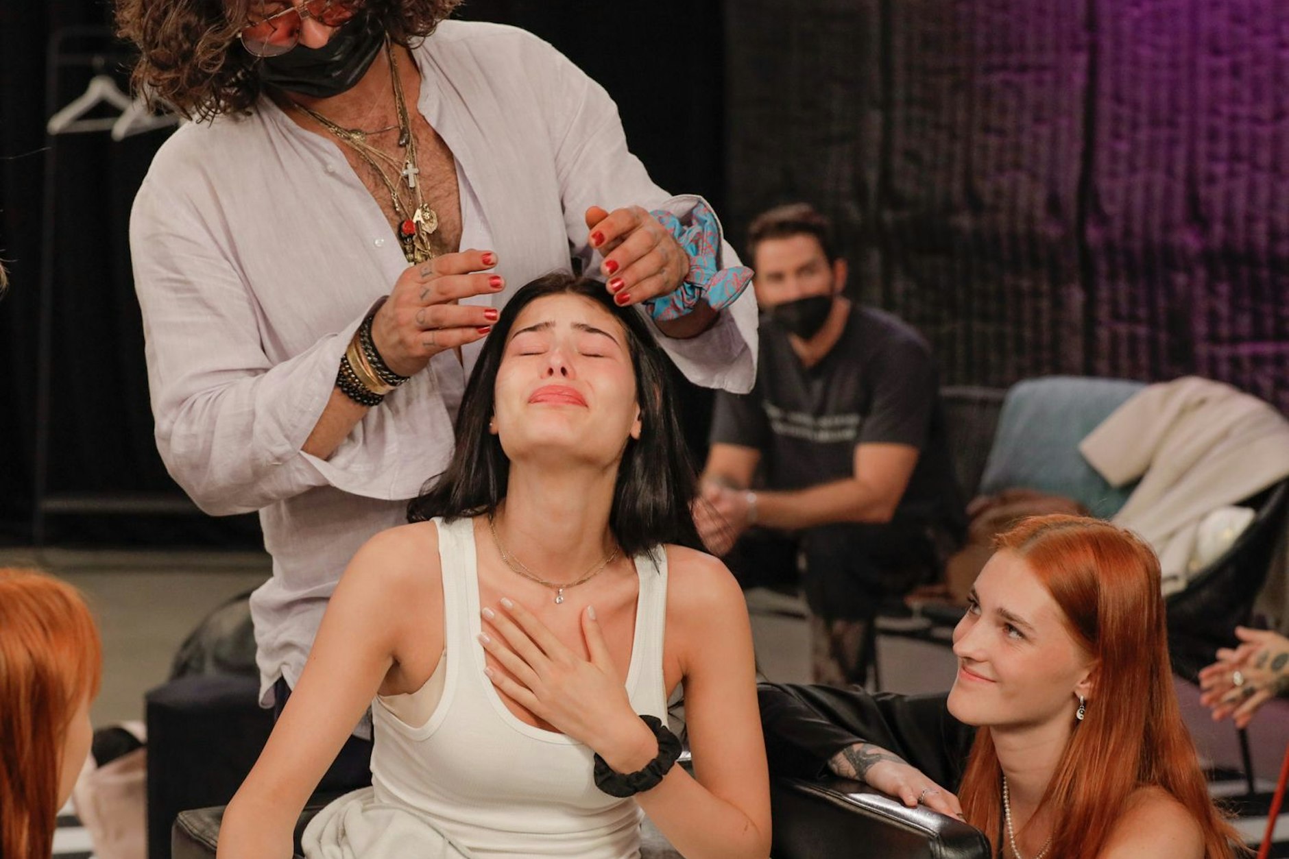 GNTM-Kandidatin Sarah bangt beim großen Umstyling um ihre Haare.