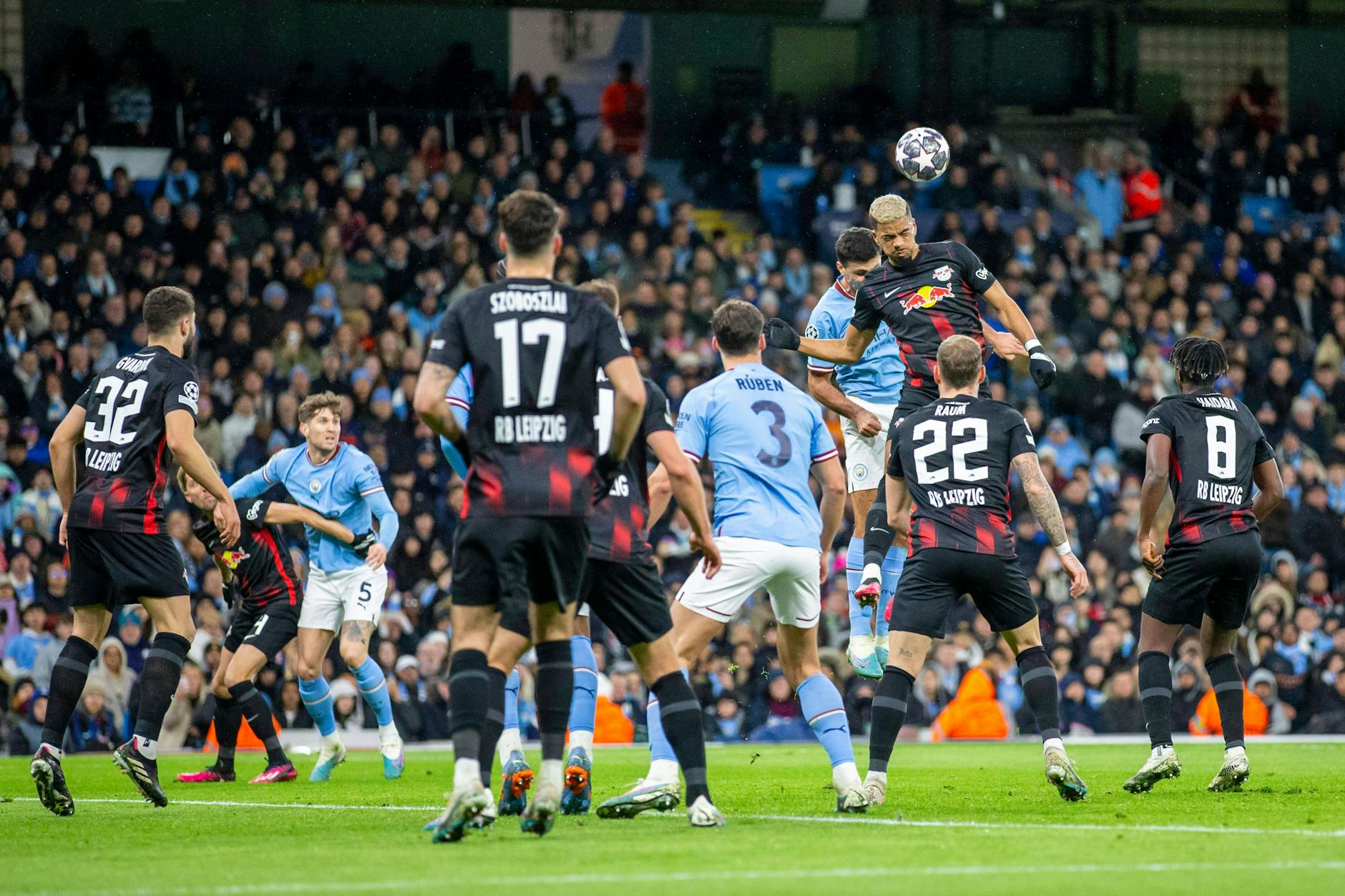 Leipzigs Benjamin Henrichs springt der Ball von hinten und aus nächster Nähe nach einem Kopfballduell an den Arm. Nach VAR-Eingriff entscheidet der Schiedsrichter mal wieder auf Elfmeter. 