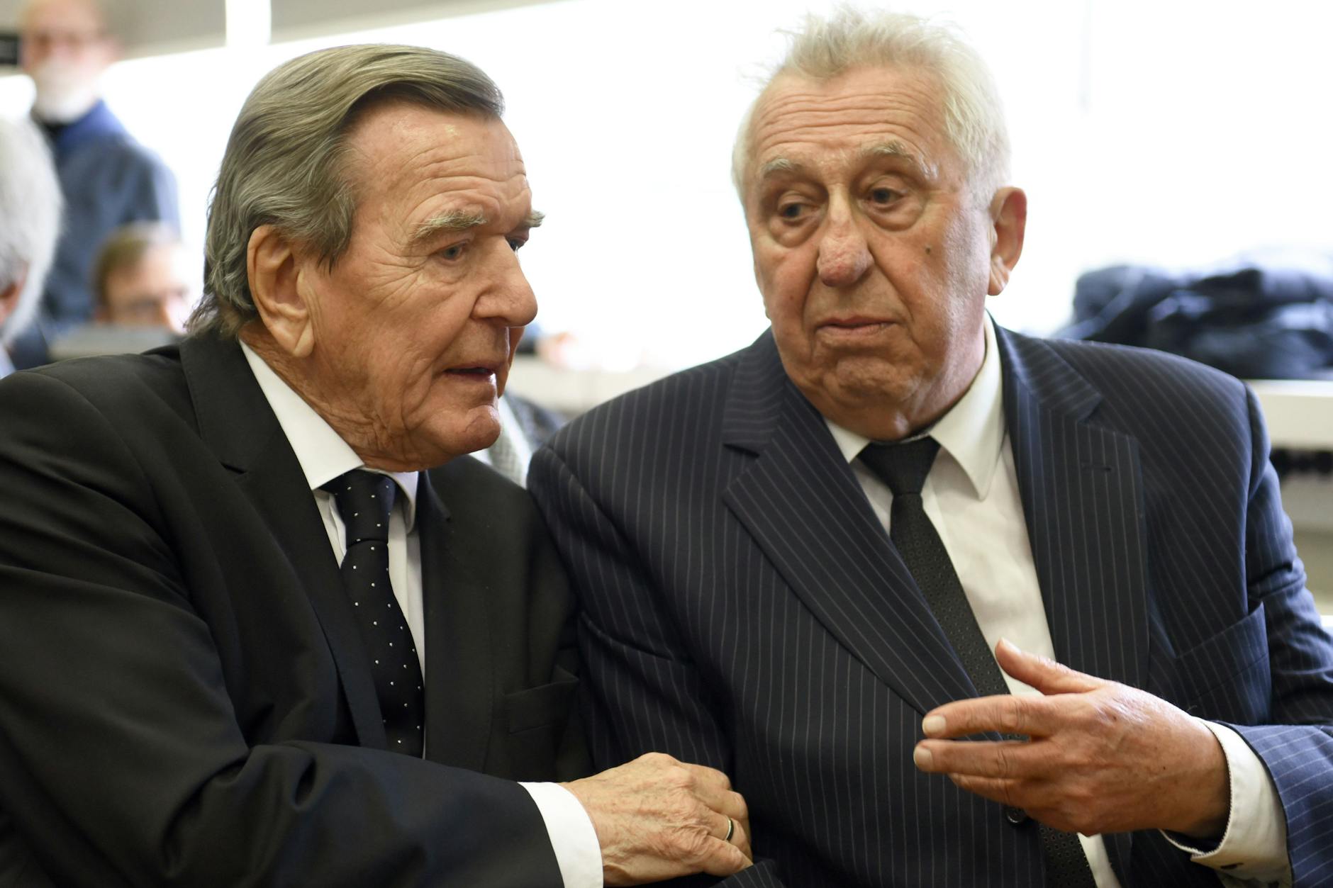 Gerhard Schröder und Egon Krenz, Alt-Bundeskanzler und ehemaliger Staatsratsvorsitzender trafen sich zum ersten Mal nach Jahrzehnten.