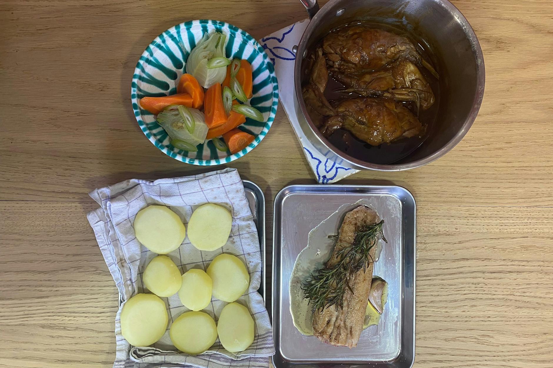 Unser Koch brät den Kaninchen-Rücken separat und macht zum Kaninchen Gemüse und Kartoffeln.