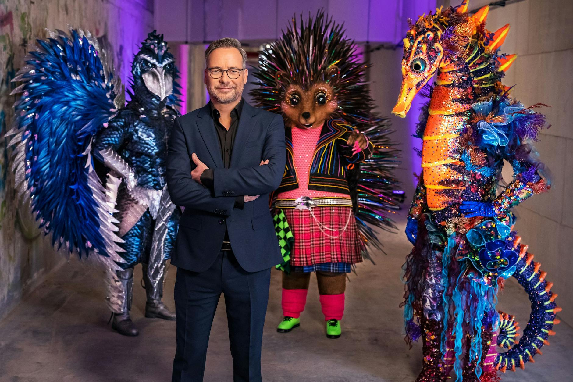 Matthias Opdenhövel moderiert The Masked Singer auch in diesem Jahr – hier ist er mit den ersten Kostümen zu sehen.