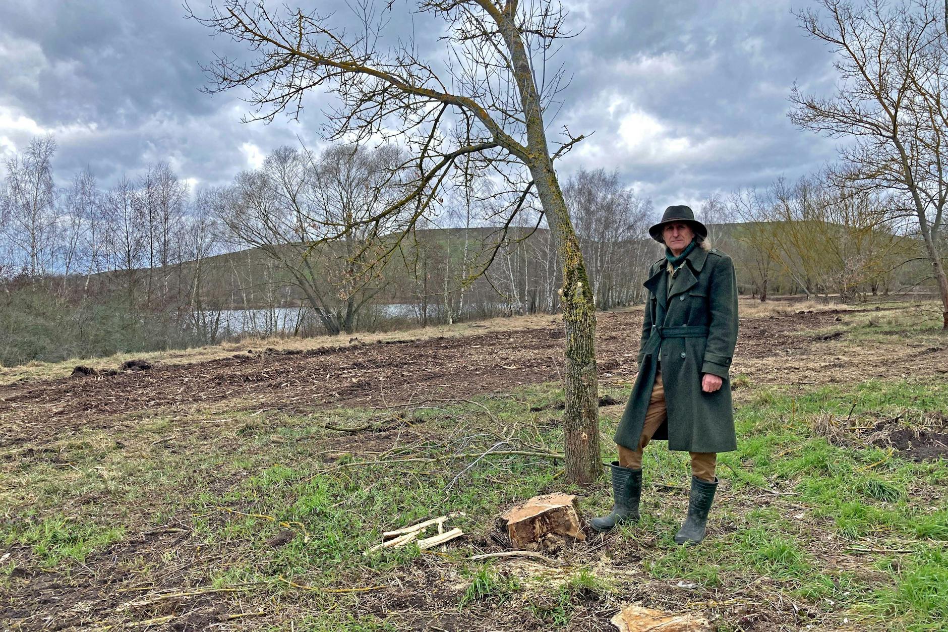 Hobbynaturfotograf Wieland Meier ist seit Jahren in Arkenberge unterwegs. Er ist entsetzt, dass Bäume einfach samt Wurzelbrut ausgerissen wurden, und viele Arten ihren Lebensraum verloren haben.