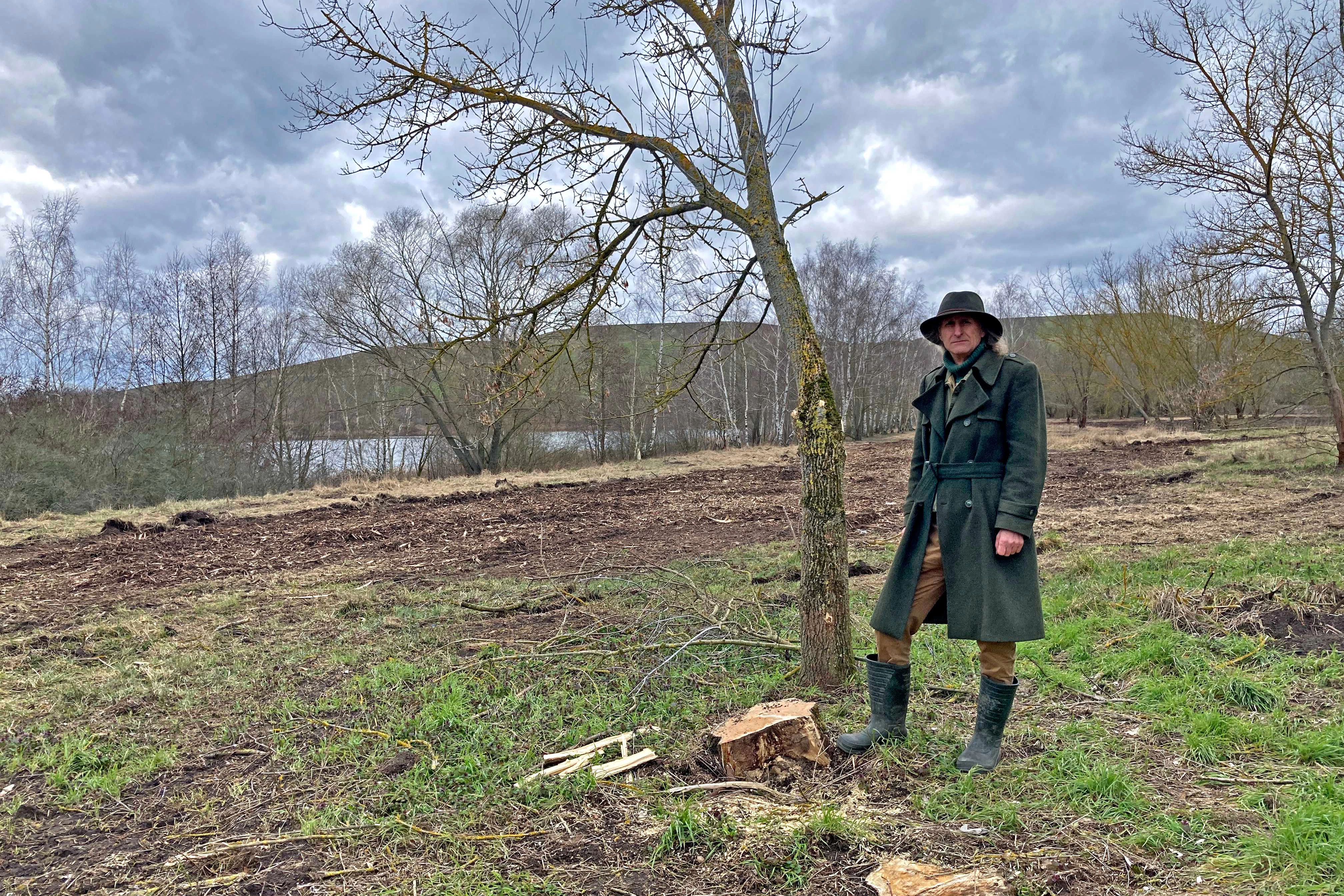Hobbynaturfotograf Wieland Meier ist seit Jahren in Arkenberge unterwegs. Er ist entsetzt, dass Bäume einfach samt Wurzelbrut ausgerissen wurden, und viele Arten ihren Lebensraum verloren haben.