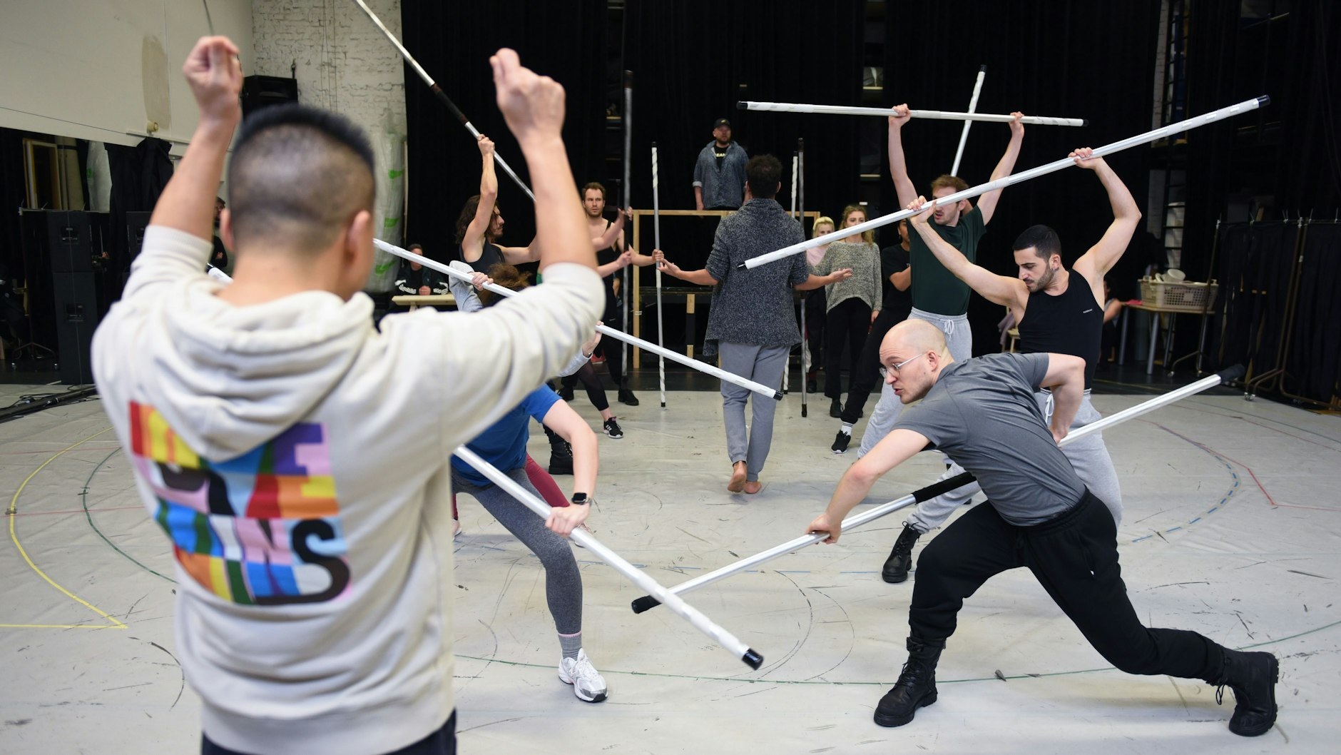 Auf der Probebühne gibt Choreograf Jonathan Huor Anweisungen an den Tänzern in der Kampfszene des Musicals „Romeo &amp; Julia“.