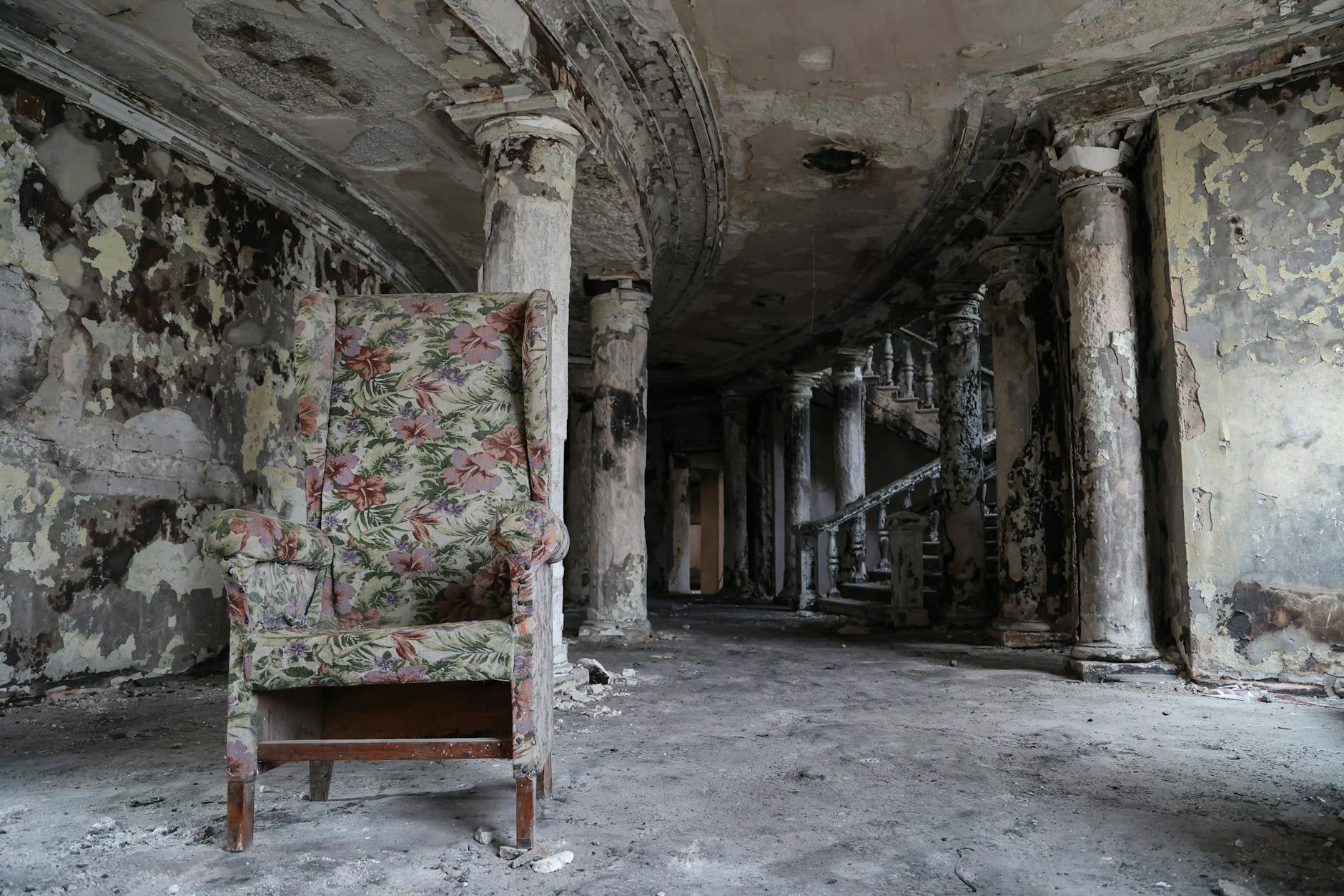 Im Inneren des bombardierten und ausgebraten Theaters in Mariupol. Hunderte in Schutz suchende Menschen wurden durch russische Raketen getötet.