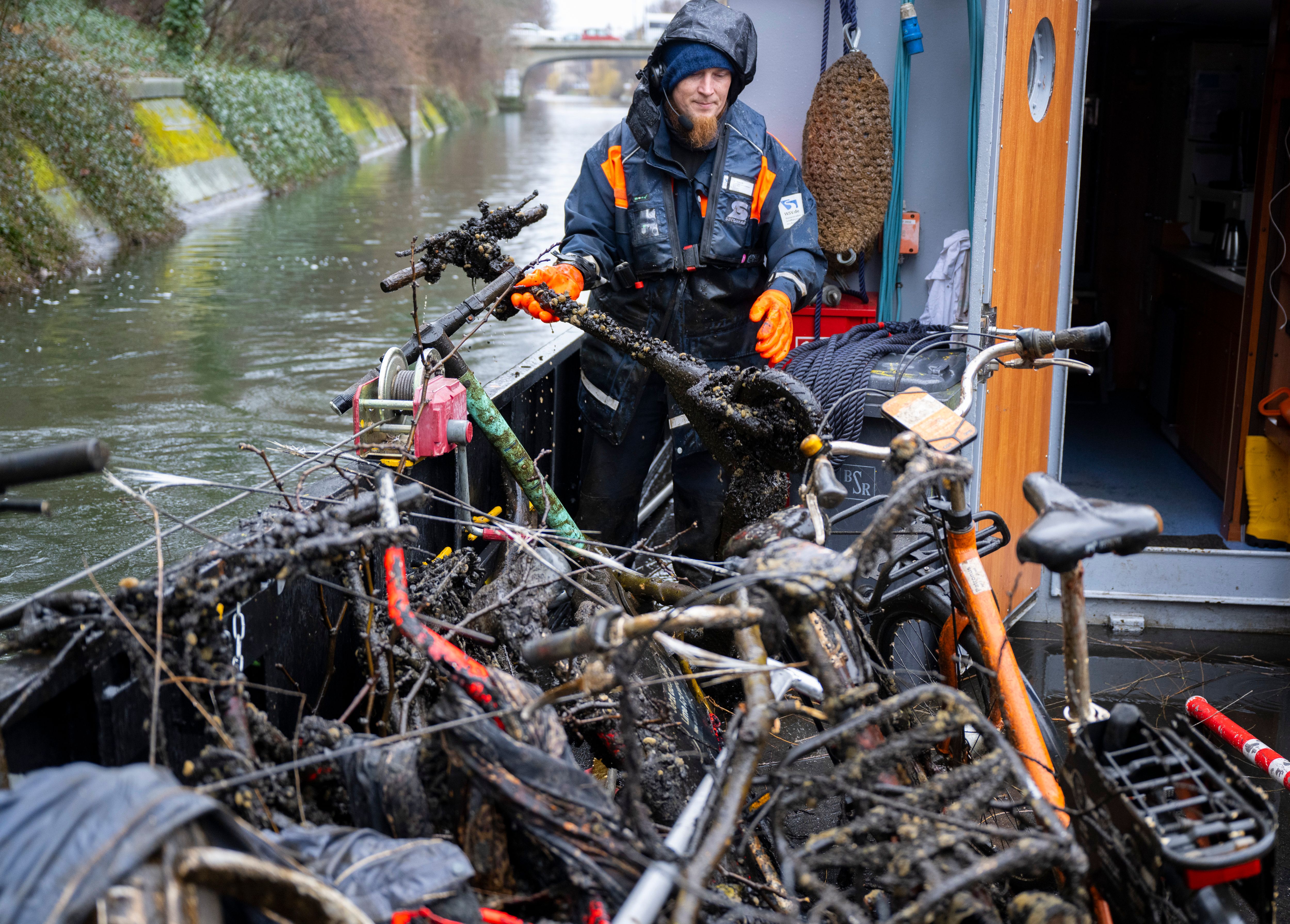 SO vermüllt sind Berlins Gewässer – Elektroroller, Schrott und Co. verrotten im Schlamm