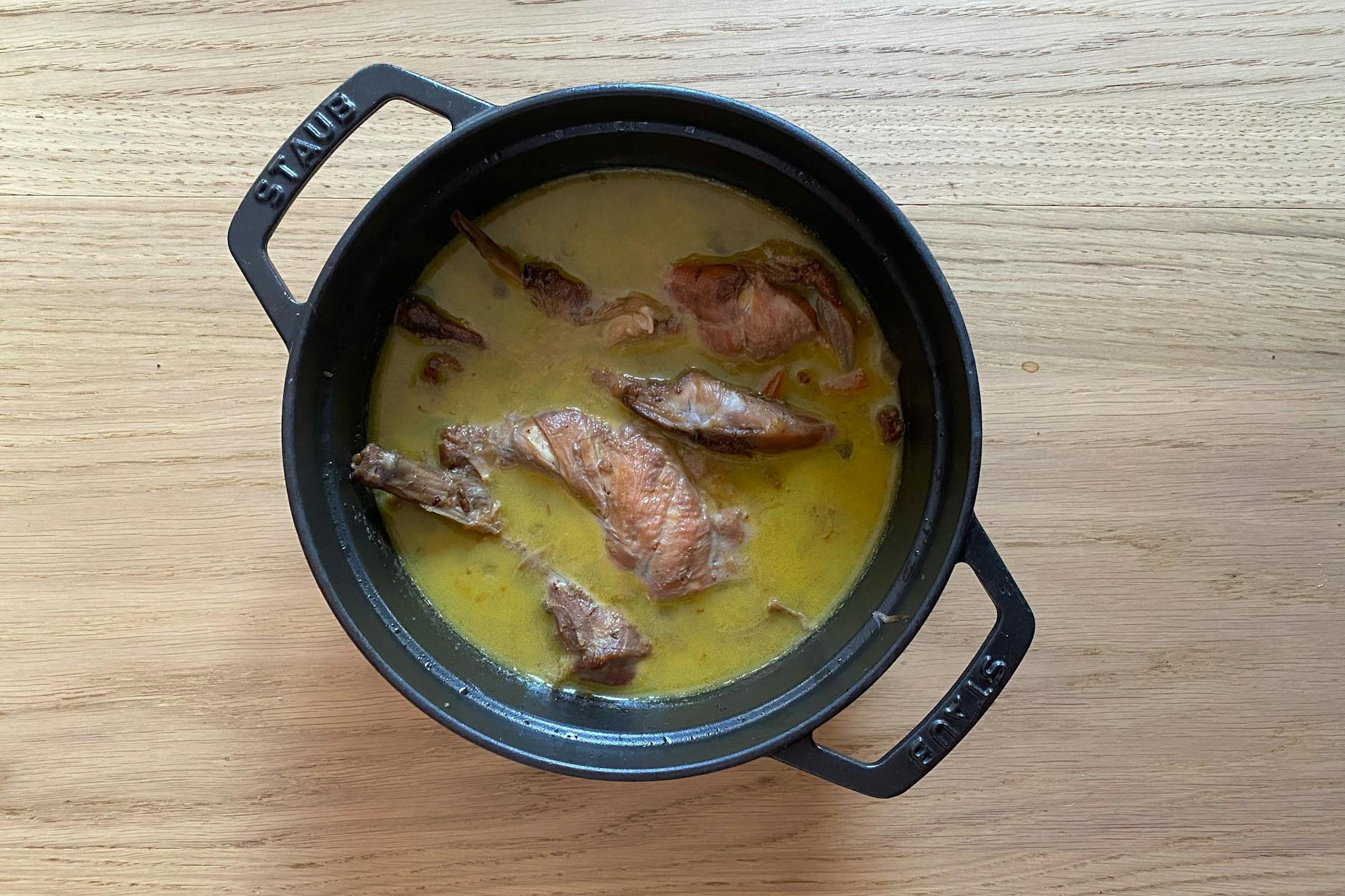 Das Kaninchen wird im Topf knapp drei Stunden geschmort, bis das Fleisch butterzart ist.