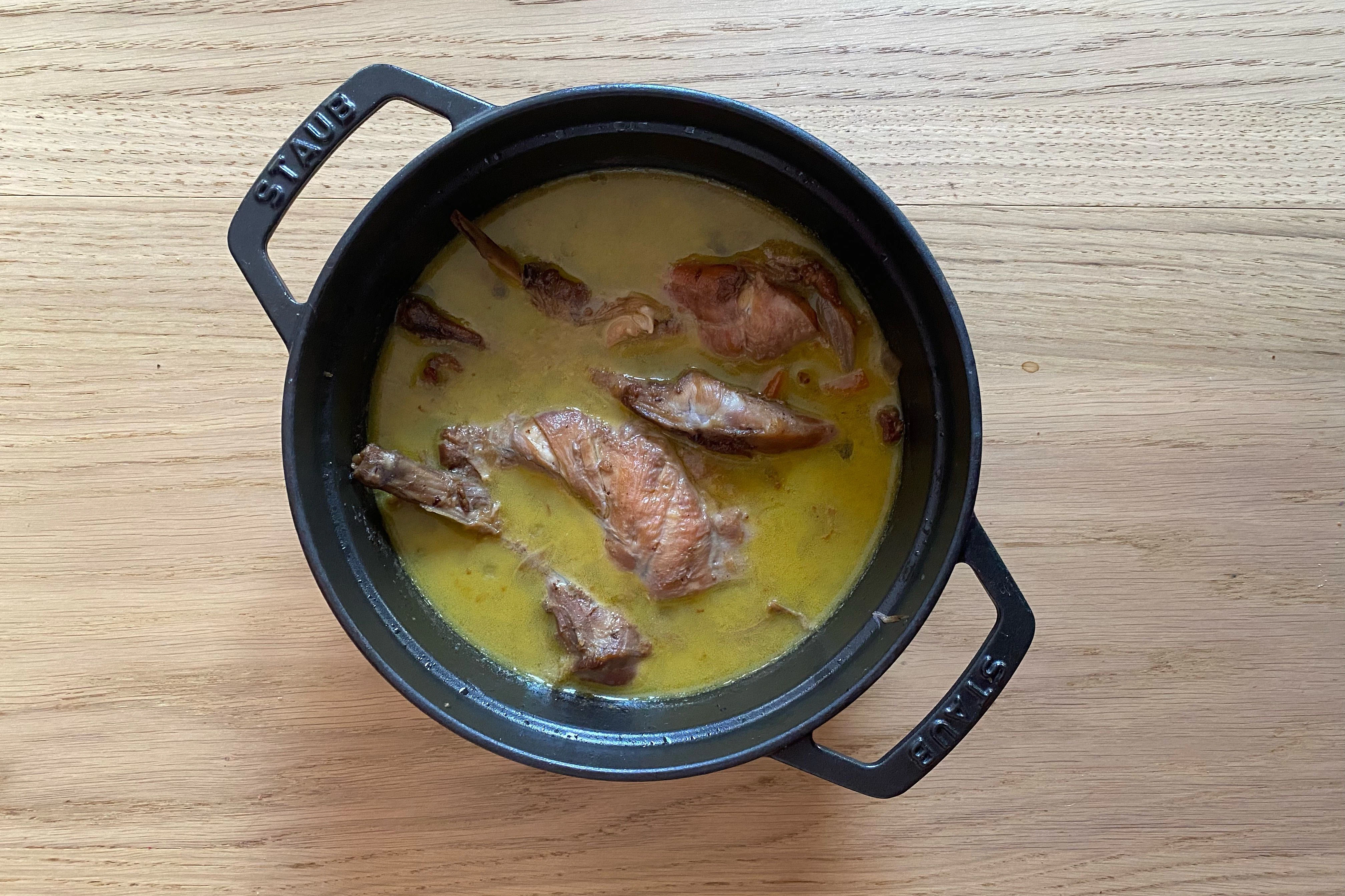 Das Kaninchen wird im Topf knapp drei Stunden geschmort, bis das Fleisch butterzart ist.