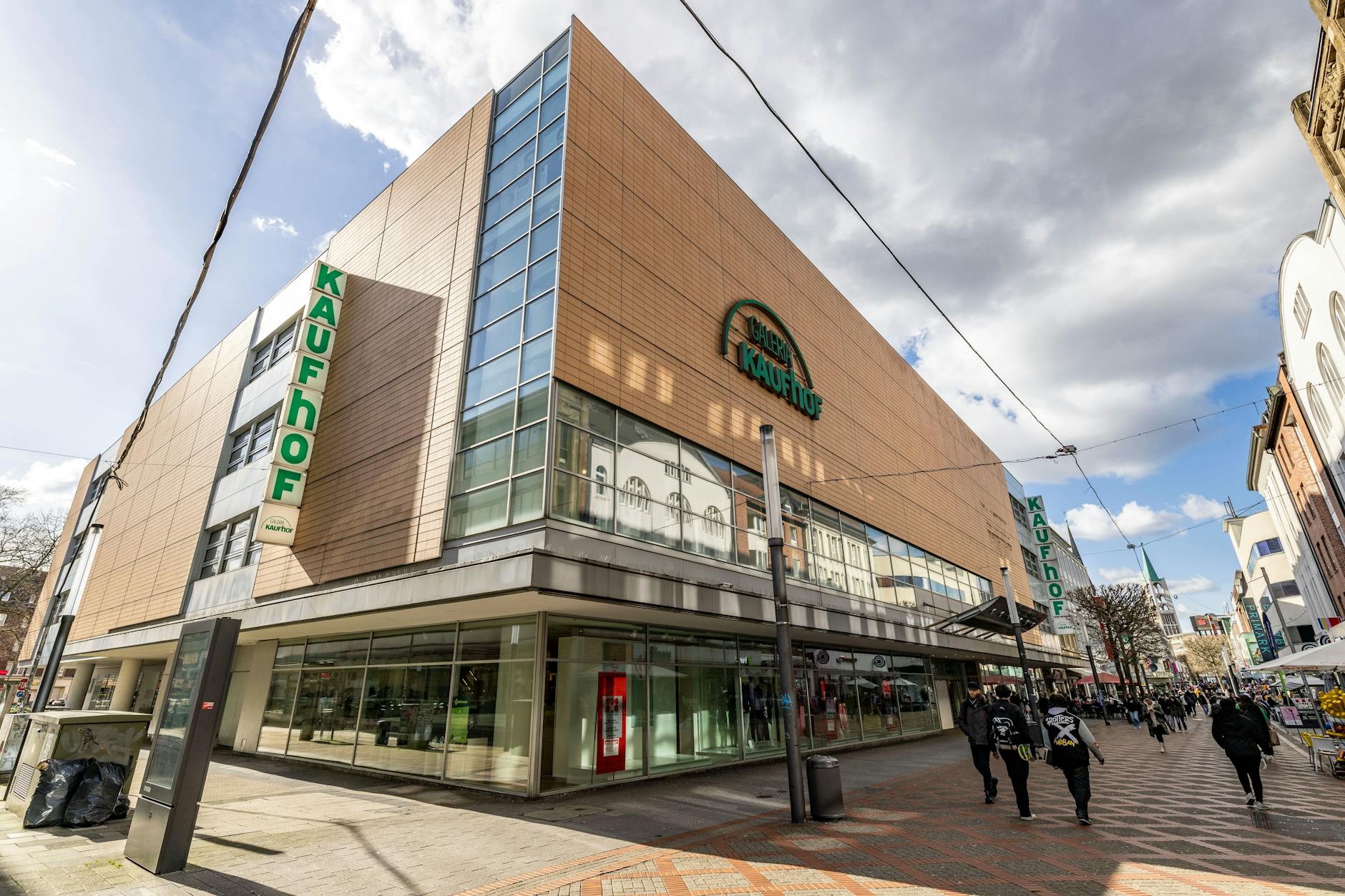 Kürzlich wurde die Schließung von 52 Filialen von Galeria Karstadt Kaufhof beschlossen. Nun wurden fünf von ihnen gerettet.