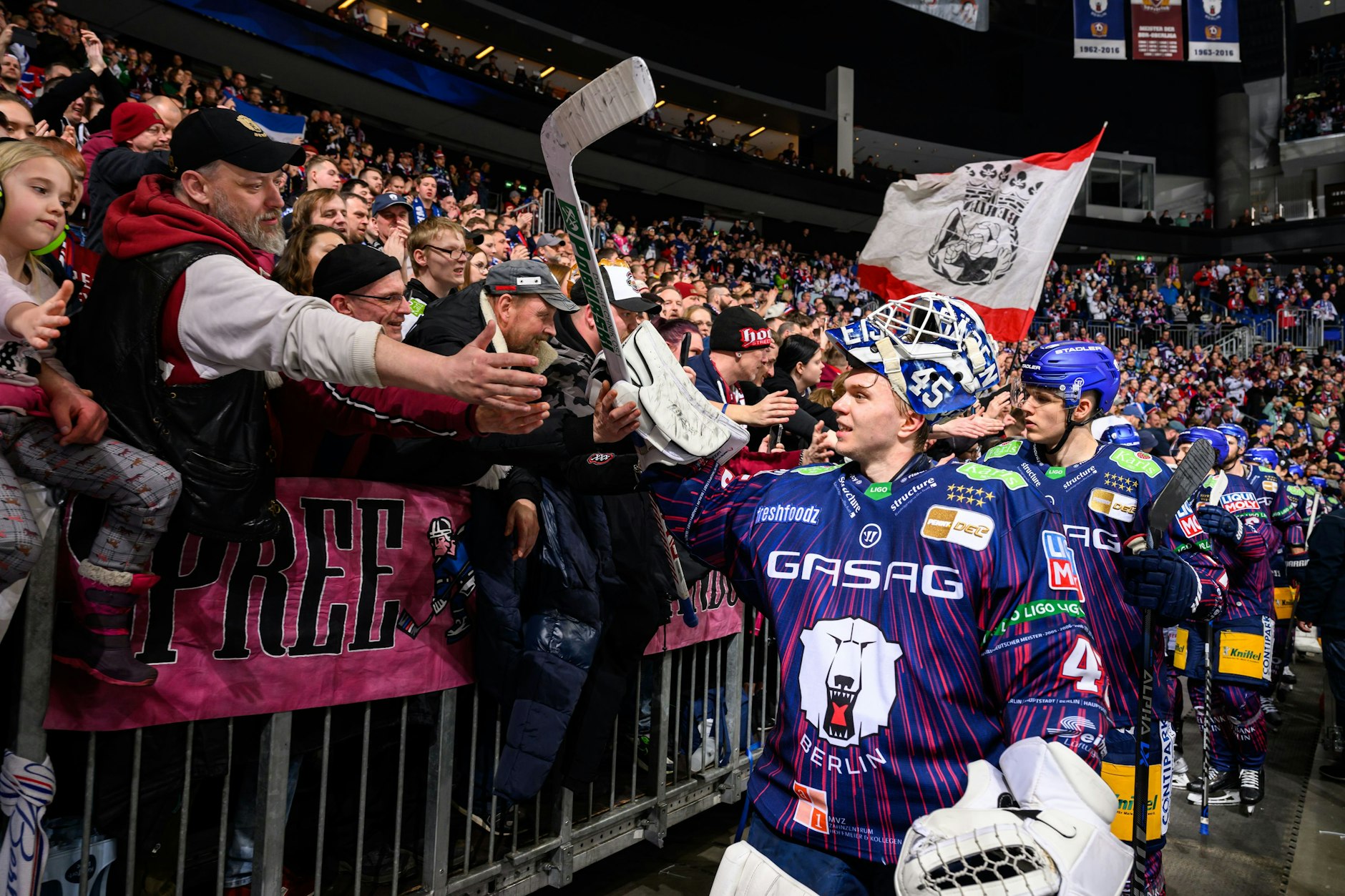 Tobias Ancicka klatscht ab mit den Eisbären-Fans ab. Im neuen Spieljahr steht er in Köln im Tor.