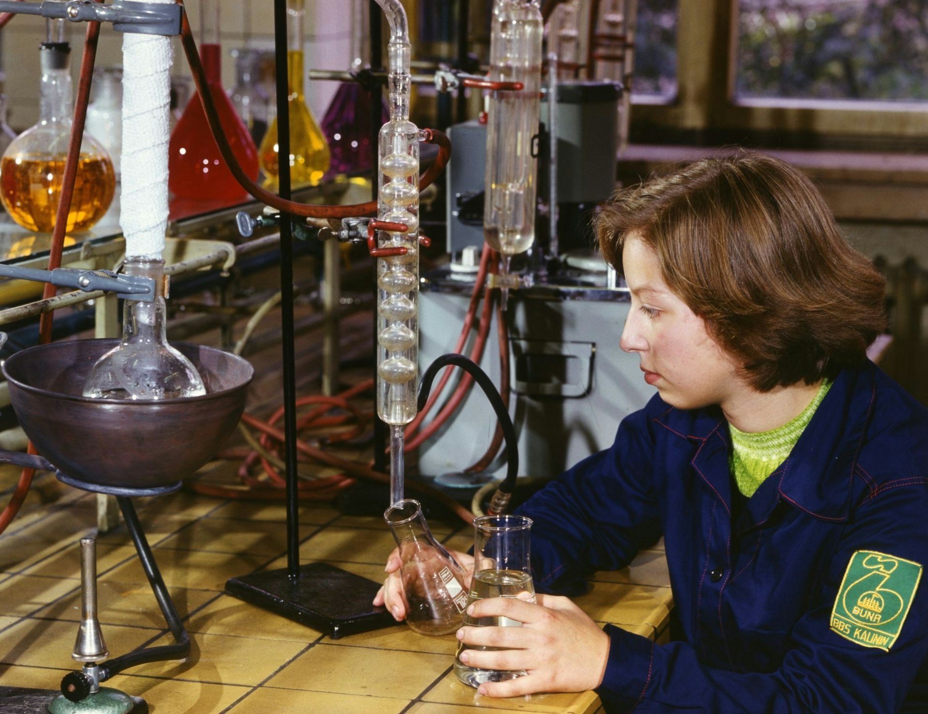 Auszubildende im VEB Chemische Werke Buna, Schkopau 1974. Die DDR-Industriefotografie präsentiert den Menschen.