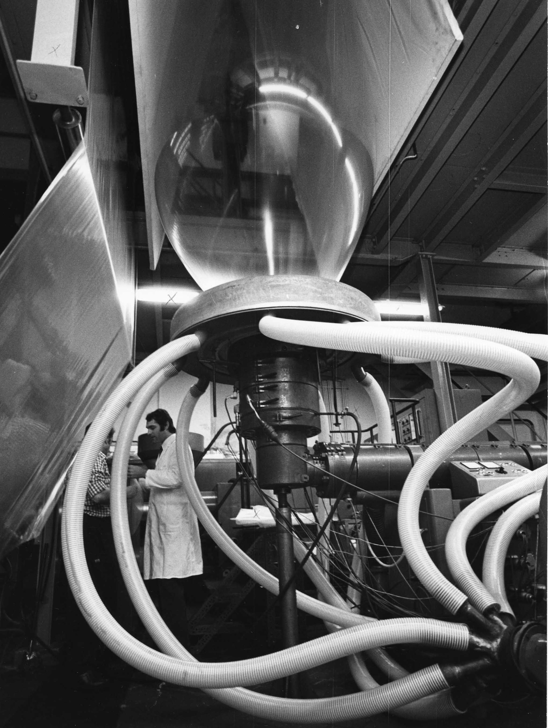 Produktion von Folien bei BASF, Ludwigshafen. Die BRD-Industriefotografie präsentiert die Ästhetik der Technik.