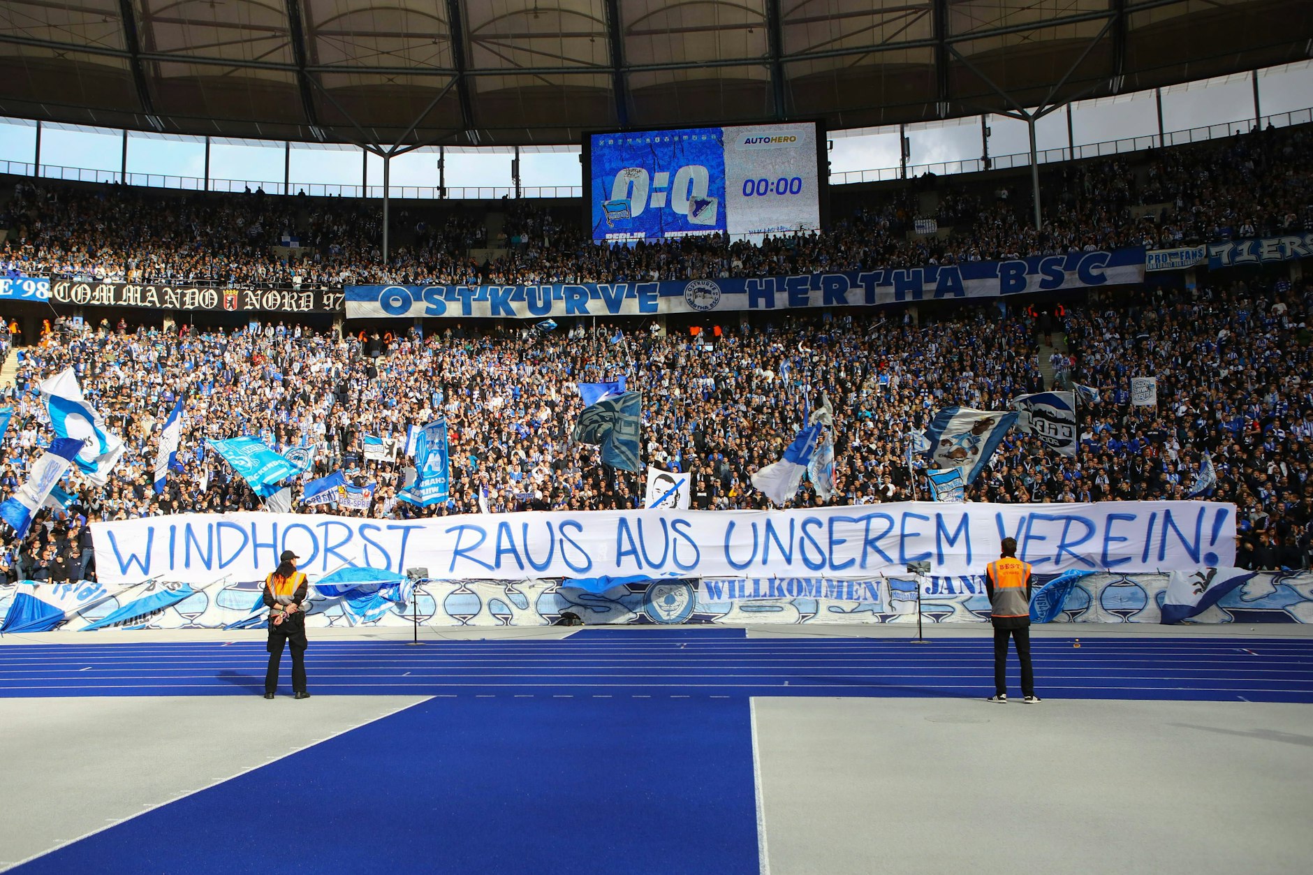 Die Fans von Hertha BSC forderten den Rauswurf von Mitglied Lars Windhorst. Nun ist der Skandal-Investor selbst aus dem Verein ausgetreten.