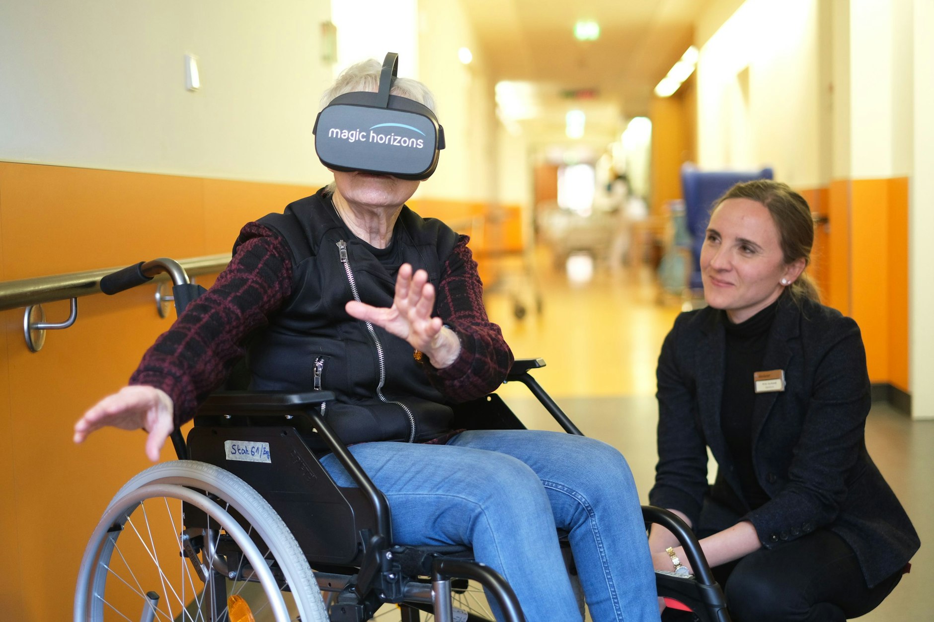 Oberärztin Eva Brandl vom Alexianer St. Hedwig-Krankenhaus testet mit einer Probandin eine VR-Brille.