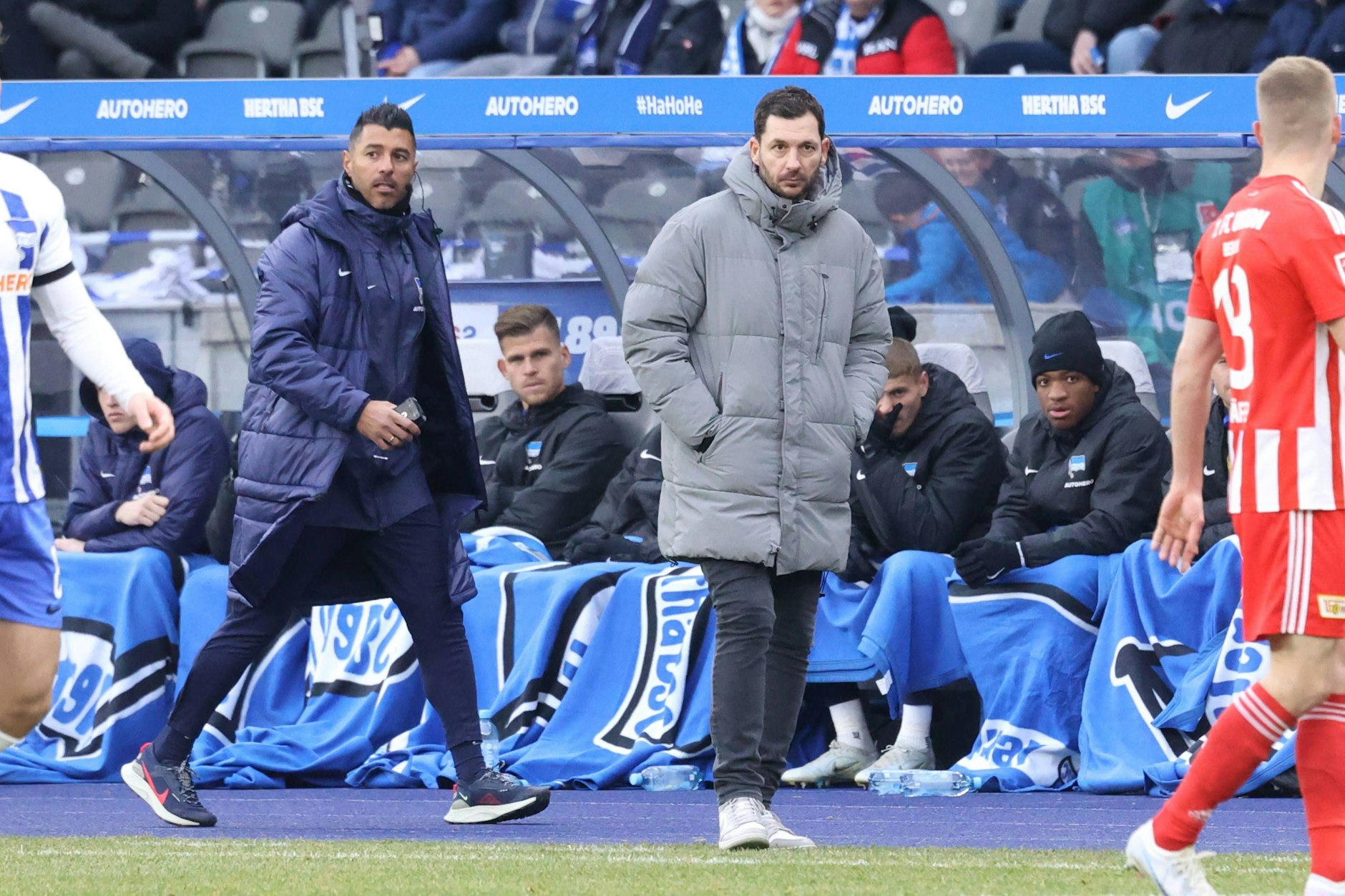 Co-Trainer Volkan Bulut (l.) bei Hertha BSC einspringen und Cheftrainer Sandro Schwarz bei der TSG Hoffenheim vertreten.