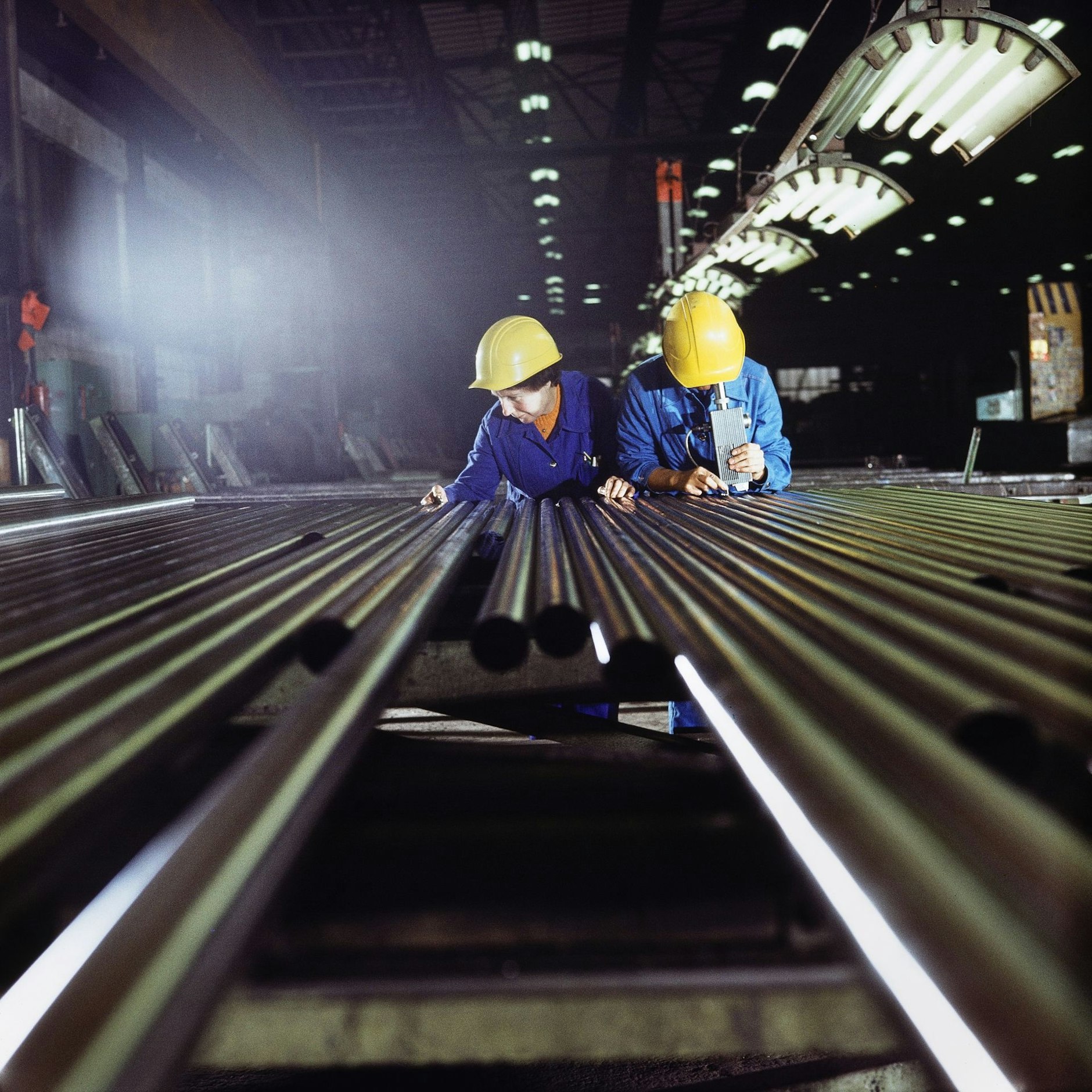 Qualitätskontrolle im VEB Rohrkombinat Stahl- und Walzwerk Riesa 1982. Man produzierte von der Pipiline-Großröhre bis zum Besteck