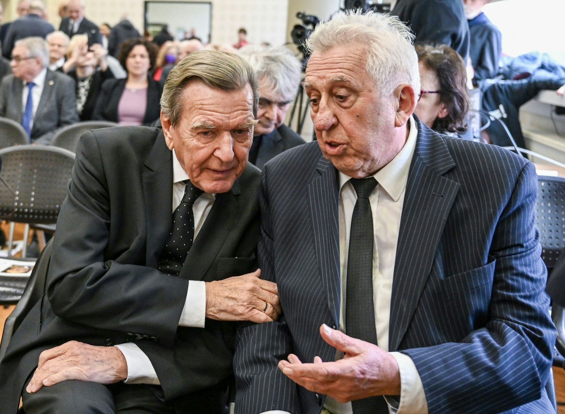 Gerhard Schröder (l), ehemaliger Bundeskanzler, und Egon Krenz, ehemaliger SED-Generalsekretär.