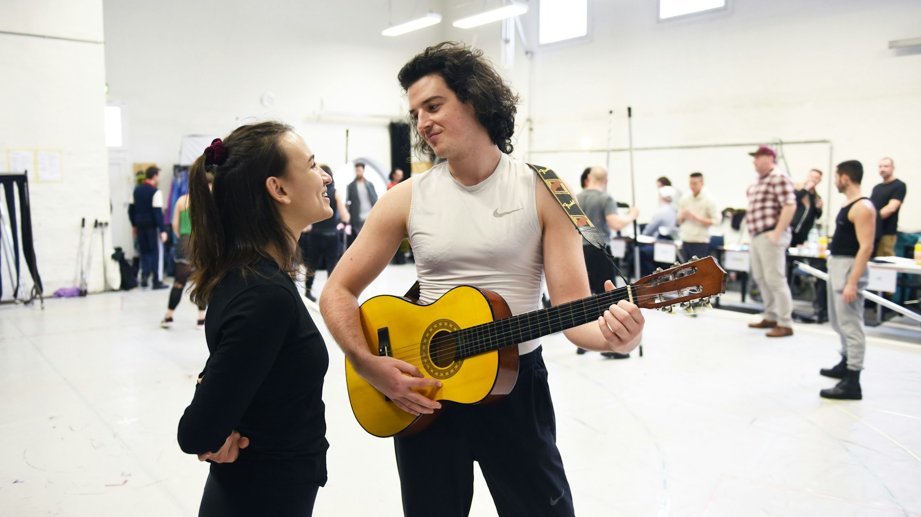 Yasmina Hempel und Paul Csitkovics gönnen sich auf der Probebühne ein musikalische Einlage. Die Songs des Musicals „Romeo &amp; Julia“ gibt es bereits auf CD zu hören.&nbsp;