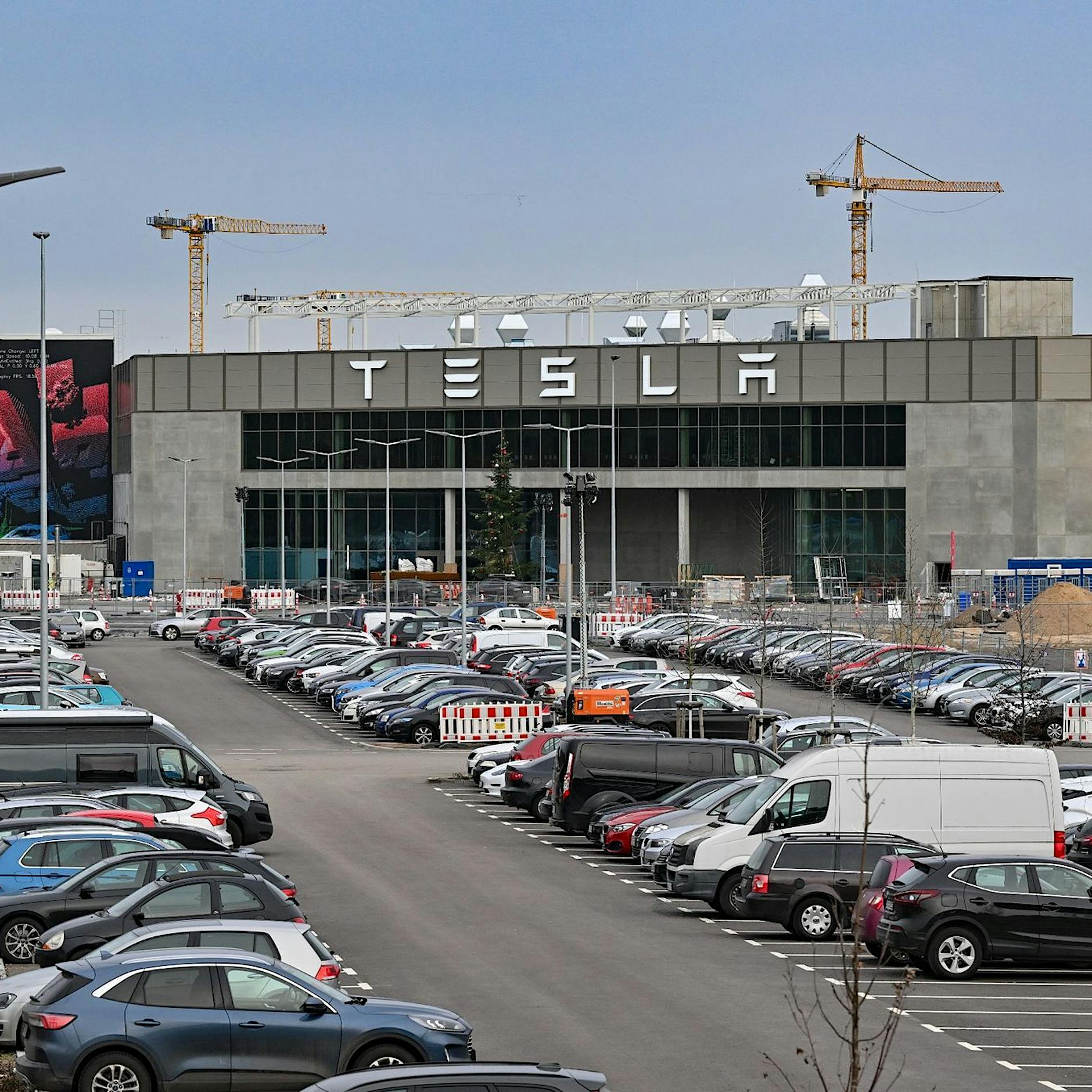 Grünheide bei Berlin: Tesla will Fabrik weiter ausbauen