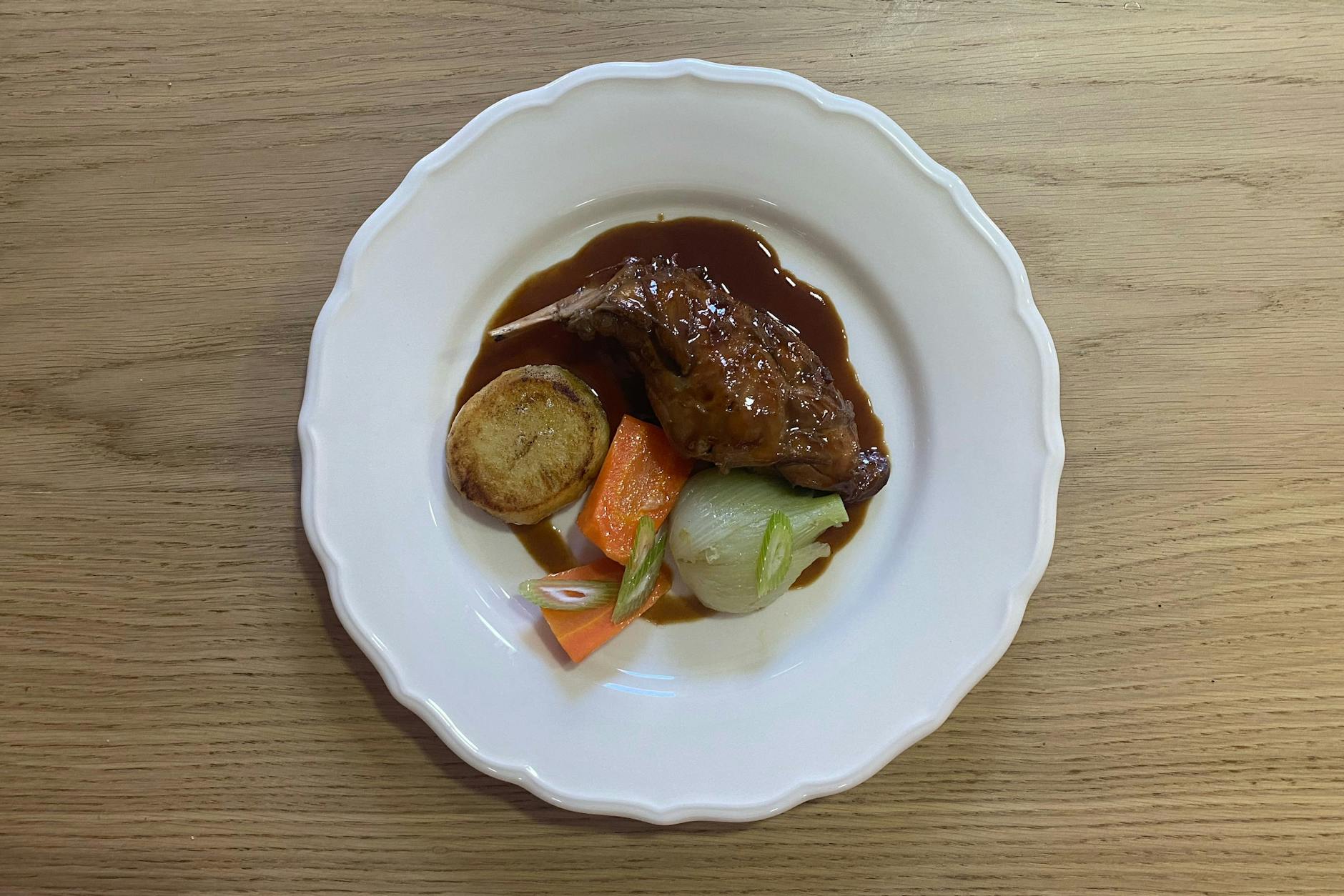 Lapin à la moutarde: Kaninchen mit Senfsauce von unserem Spitzenkoch serviert.