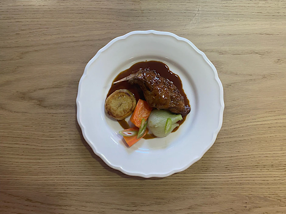 Lapin à la moutarde: Kaninchen mit Senfsauce von unserem Spitzenkoch serviert.