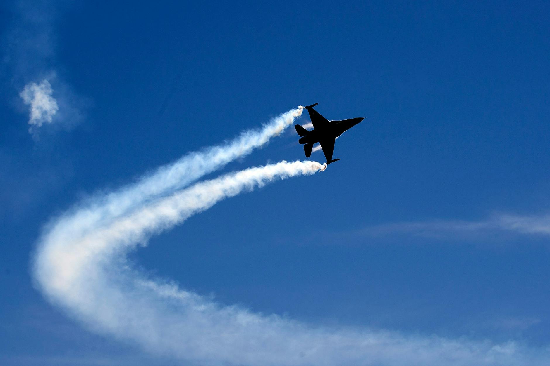 Ein Kampfflugzeug vom Typ F-16 