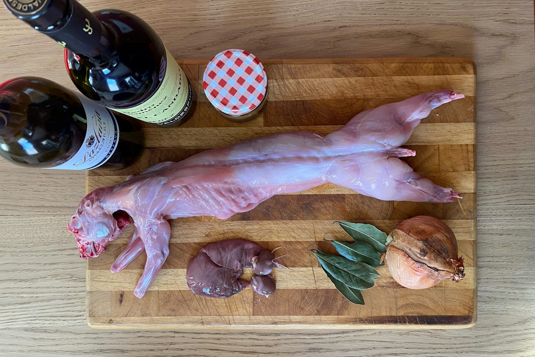 Ein ganzes Kaninchen mit Leber und Nierchen bekommt man auf dem Land beim Bauern. In Berlin bei ausgewählten Schlachtern oder beim Halal-Metzger in Neukölln.