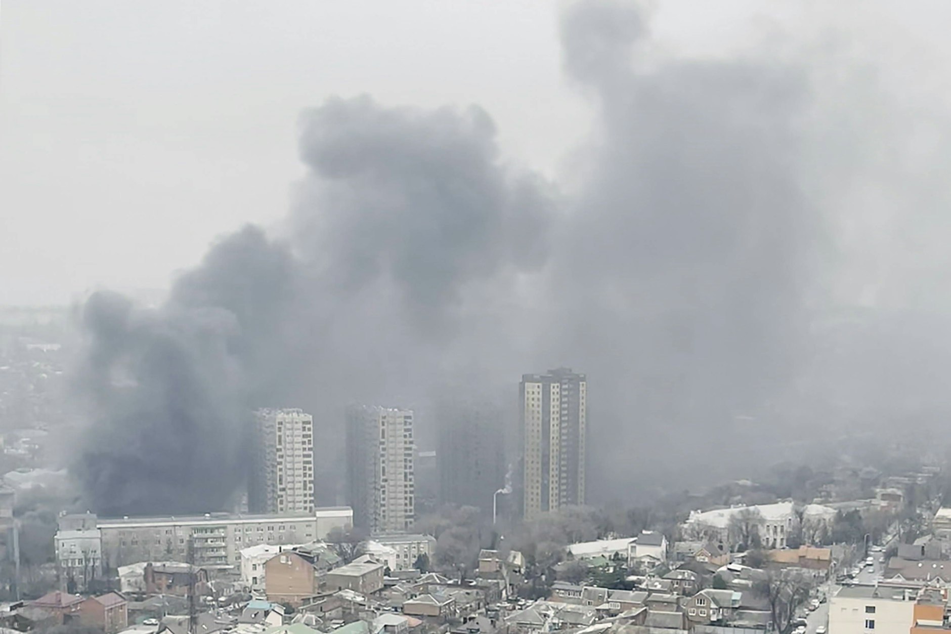 Das Gebäude der Grenzdirektion des FSB in Rostow am Don steht in Flammen.