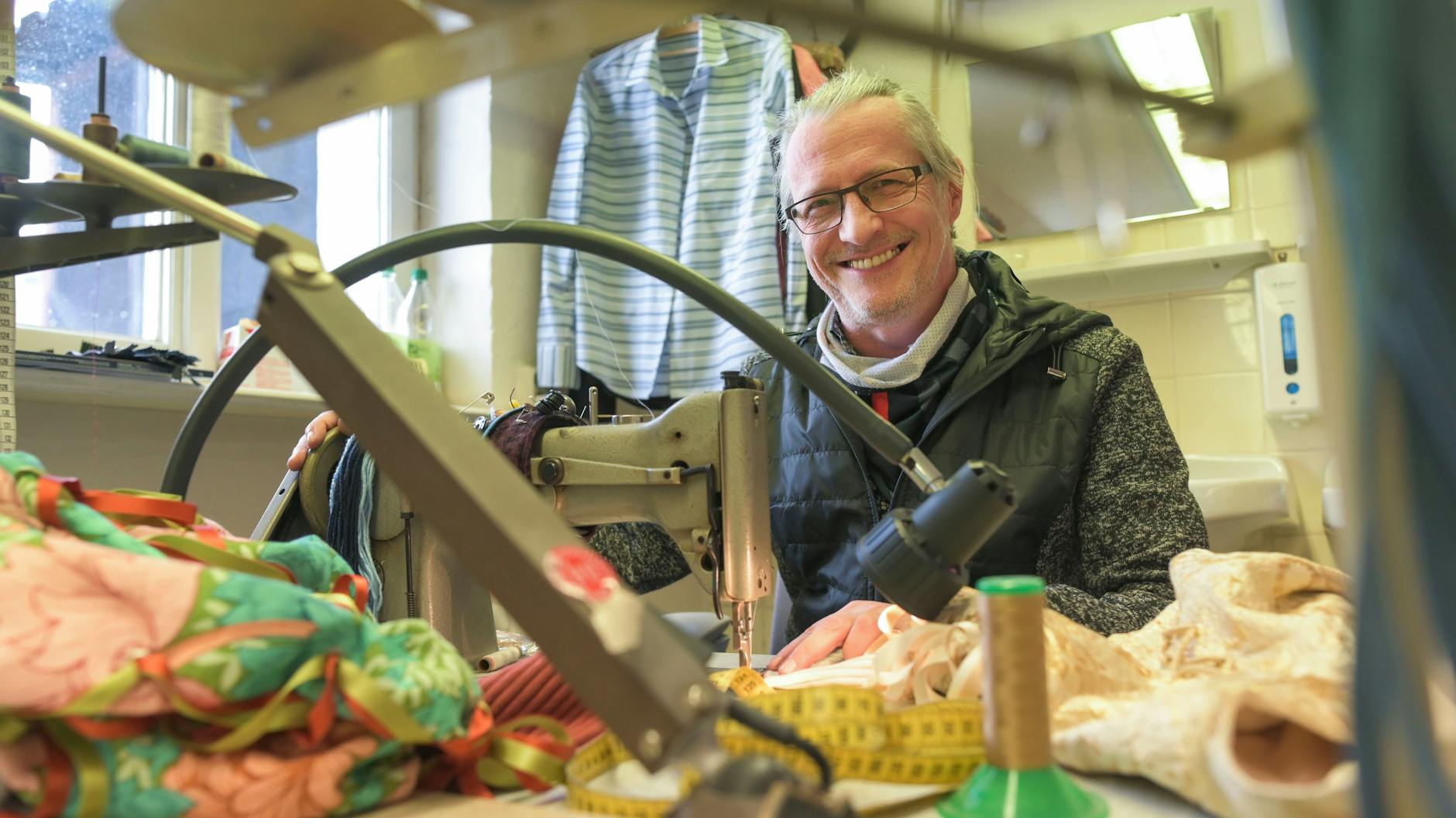Andreas Plaikner lässt in der Kostüm-Werkstatt von „Romeo & Julia“ die Nähmaschine rattern, werkelt an einer bunten Jacke für Romeos Freund Benovilio.