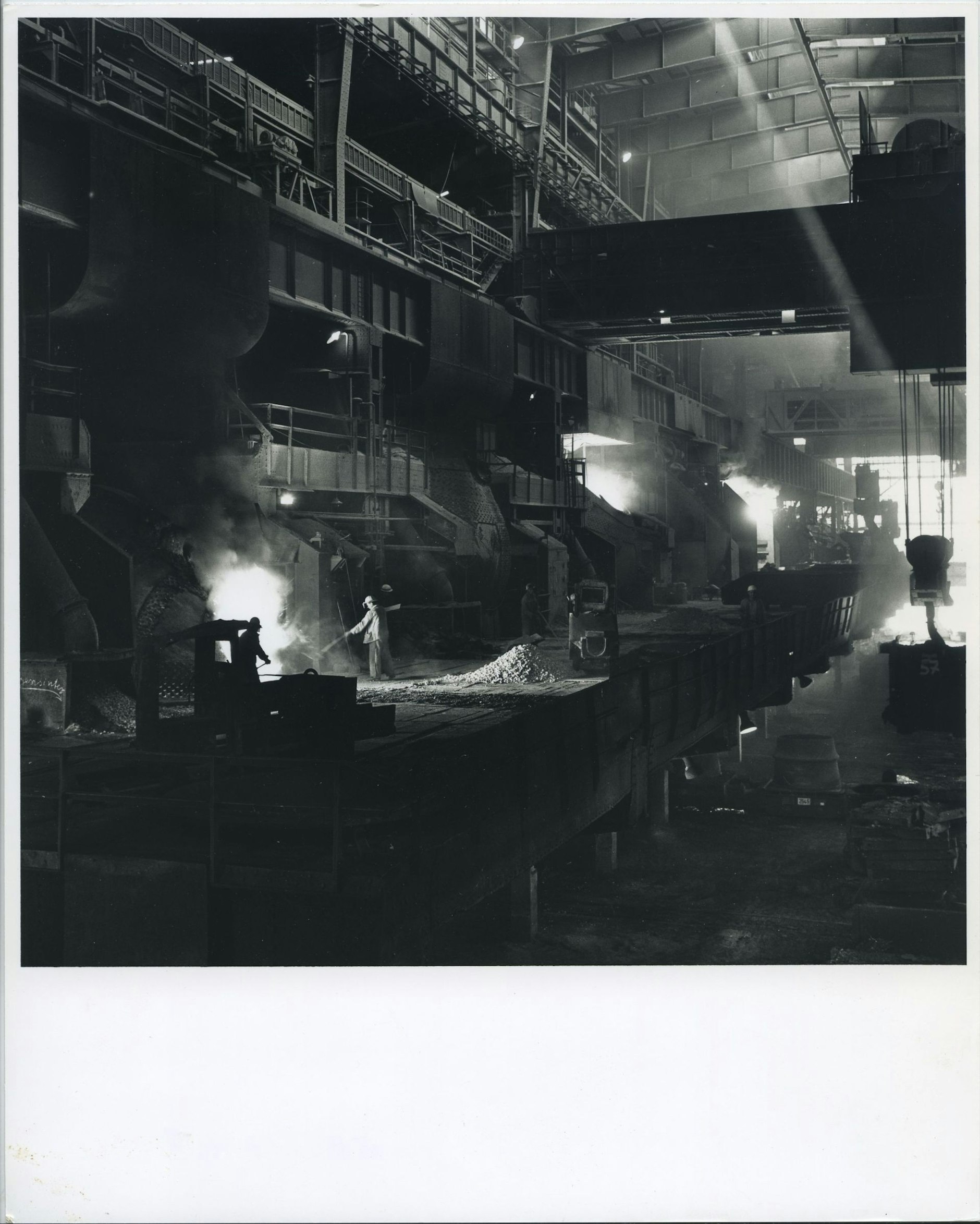 Hochöfen im Stahlwerk Rheinhausen 1967 - in West und Ost blieb die Arbeit an der Glut Männersache. Im Jahr 1960 kamen mehr als zwei Millionen Tonnen Rohstahl aus dem Werk.