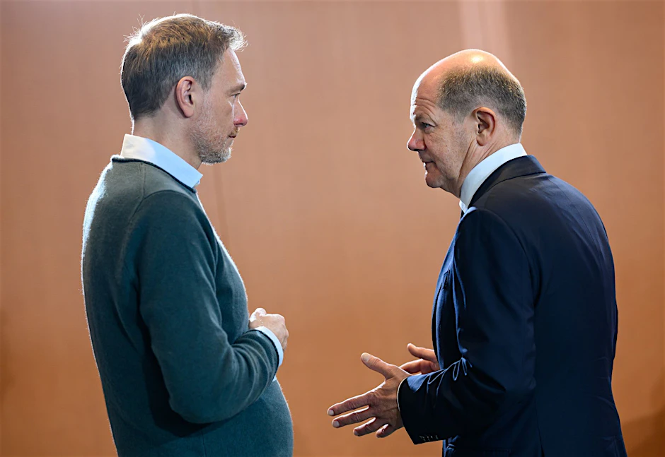 Christian Lindner (l.) und Olaf Scholz zu Beginn einer Kabinettssitzung im Bundeskanzleramt.