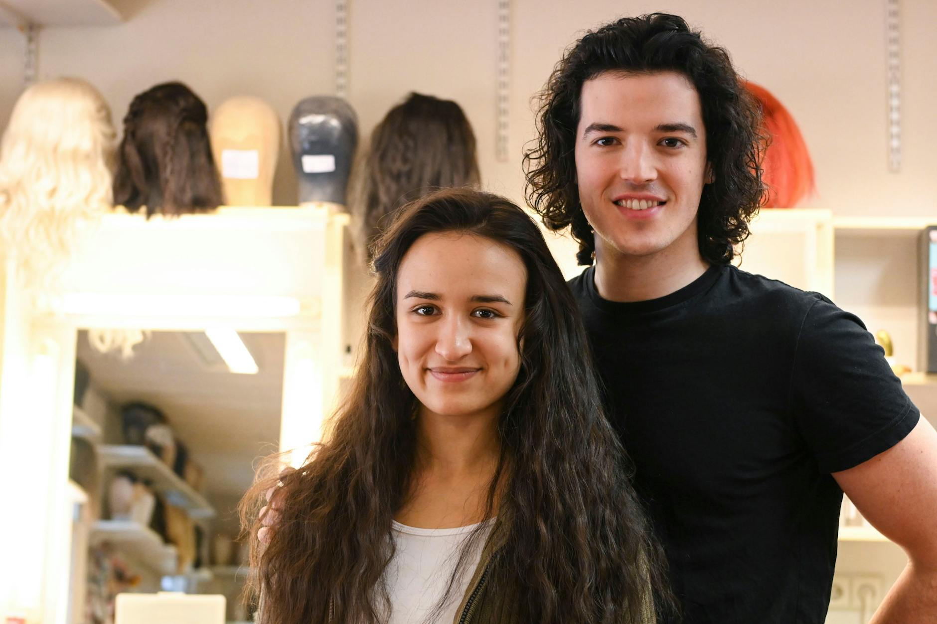 Yasmina Hempel und Paul Csitkovics in der Maske: Hinter den Kulissen haben die Hauptdarsteller des Musicals „Romeo & Julia“ viel Spaß. 