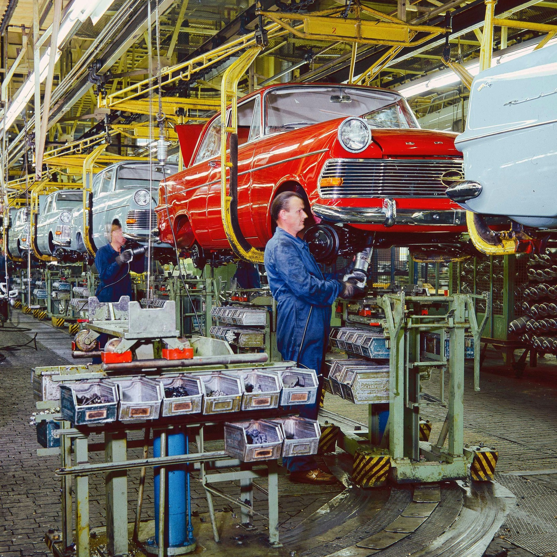 Vorbildlich am Fließband: Produktion des Opel Rekord P2 in Rüsselsheim, um 1962. Nach dem Produktionsstart liefen bis zum Produktionsende im Februar 1963 insgesamt 556.691 Exemplare vom Band. Die Presse schrieb: „Die Rüsselsheimer Linie der Vernunft“.
