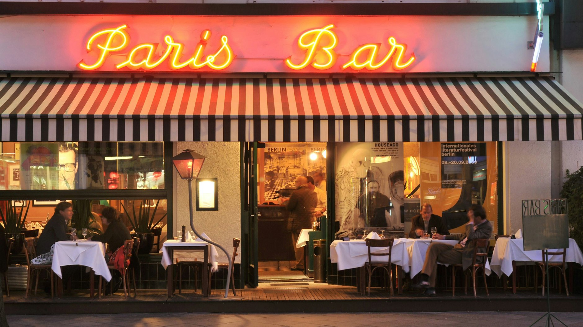 Sie ist mitten in Berlin - die „Paris Bar“ in der Kantstraße.