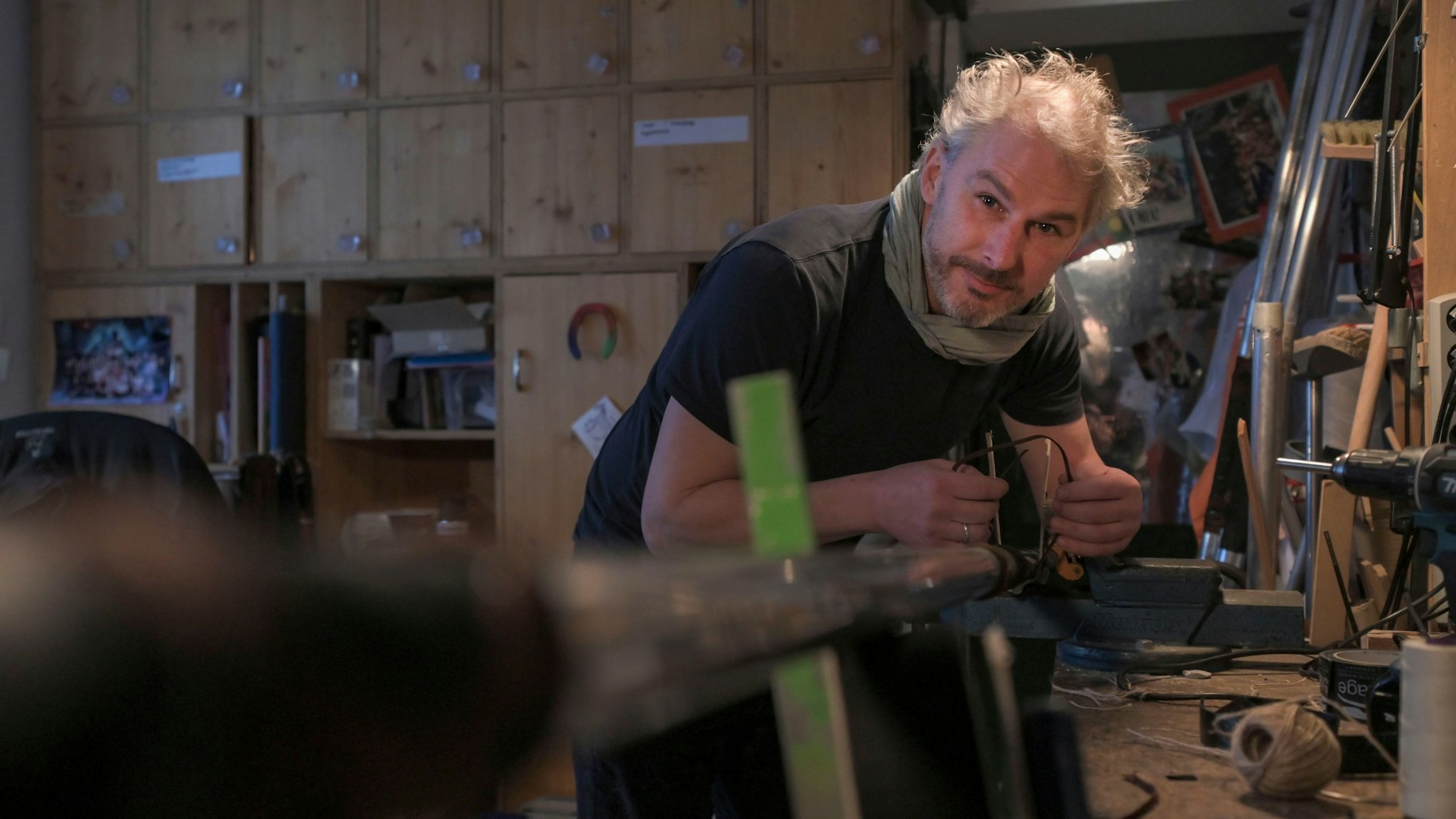 In der Requisite sorgt Chef Thorsten Griese-Franck für den letzten Schluff an den Metallstangen, die in der Kampfszene von „Romeo &amp; Julia“ zu sehen sind.