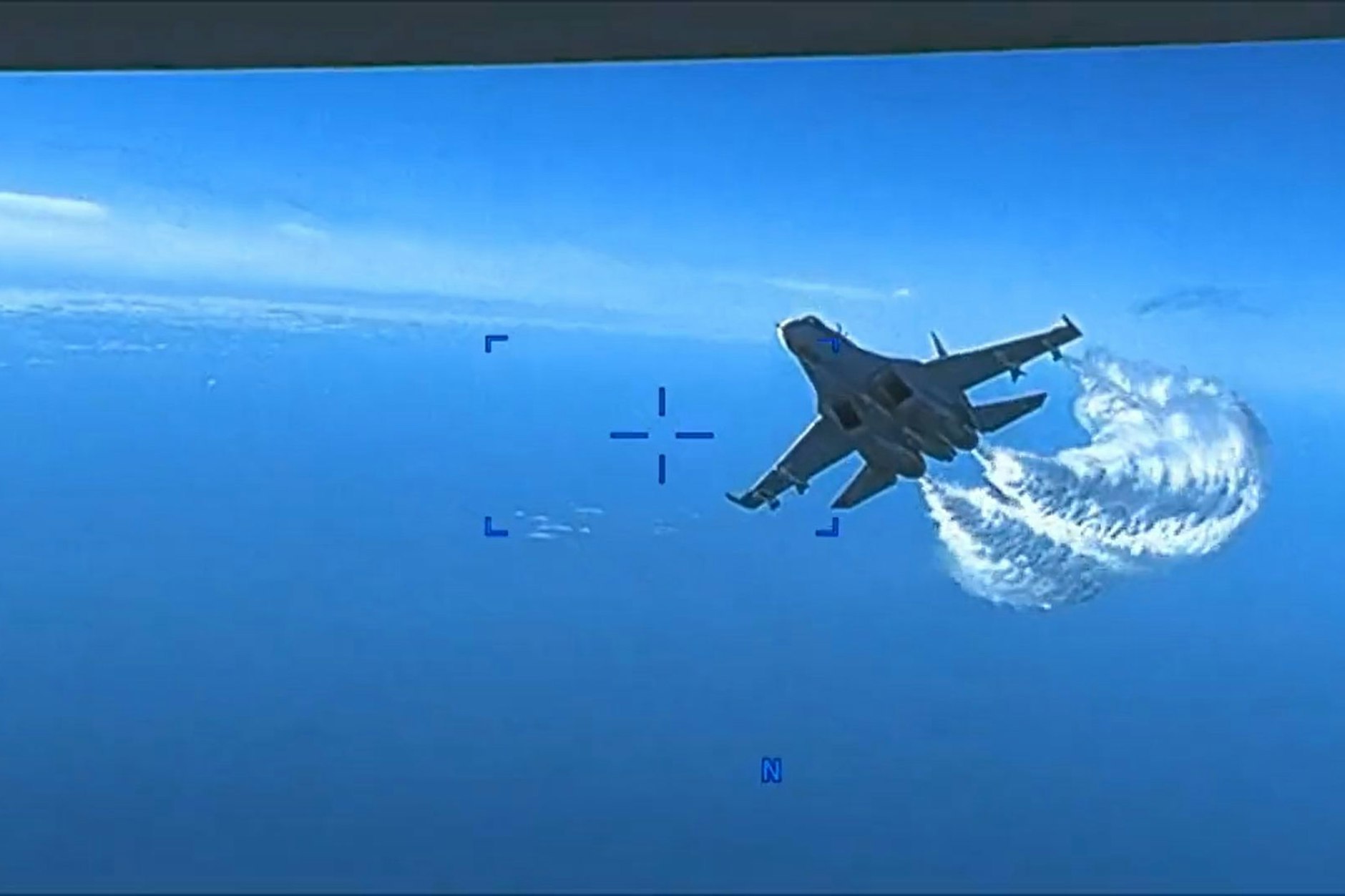 Ein russischer Jet nähert sich der Drohne und lässt Treibstoff ab.