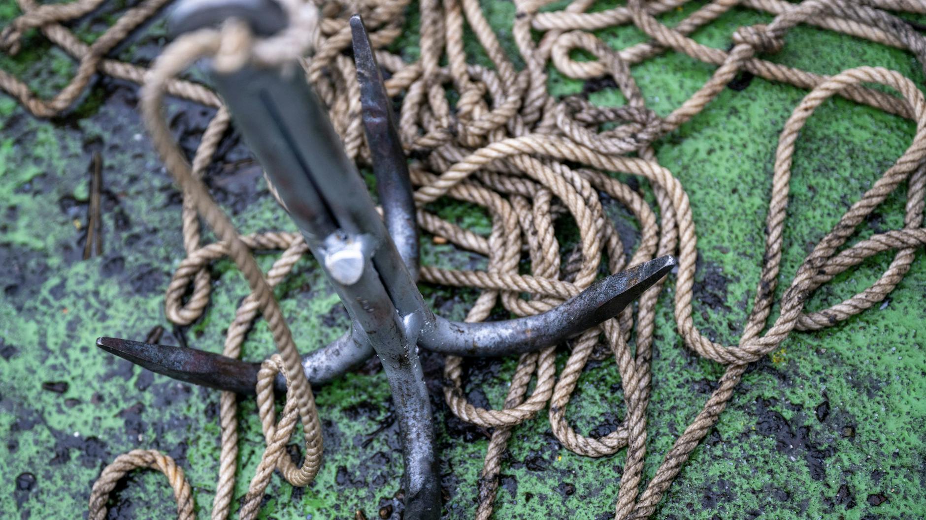 Ein Wurfanker liegt bei einer Schiffsfahrt des Wasser- und Schifffahrtsamtes zur Hindernisbergung im Landwehrkanal an Bord des Schiffs.