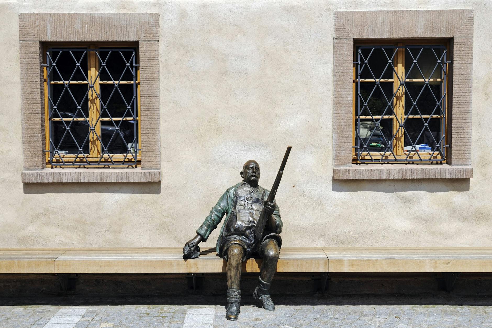 So lieb gehen Jäger nicht immer mit Tieren um: Skulptur vor dem Waffenmuseum Suhl.