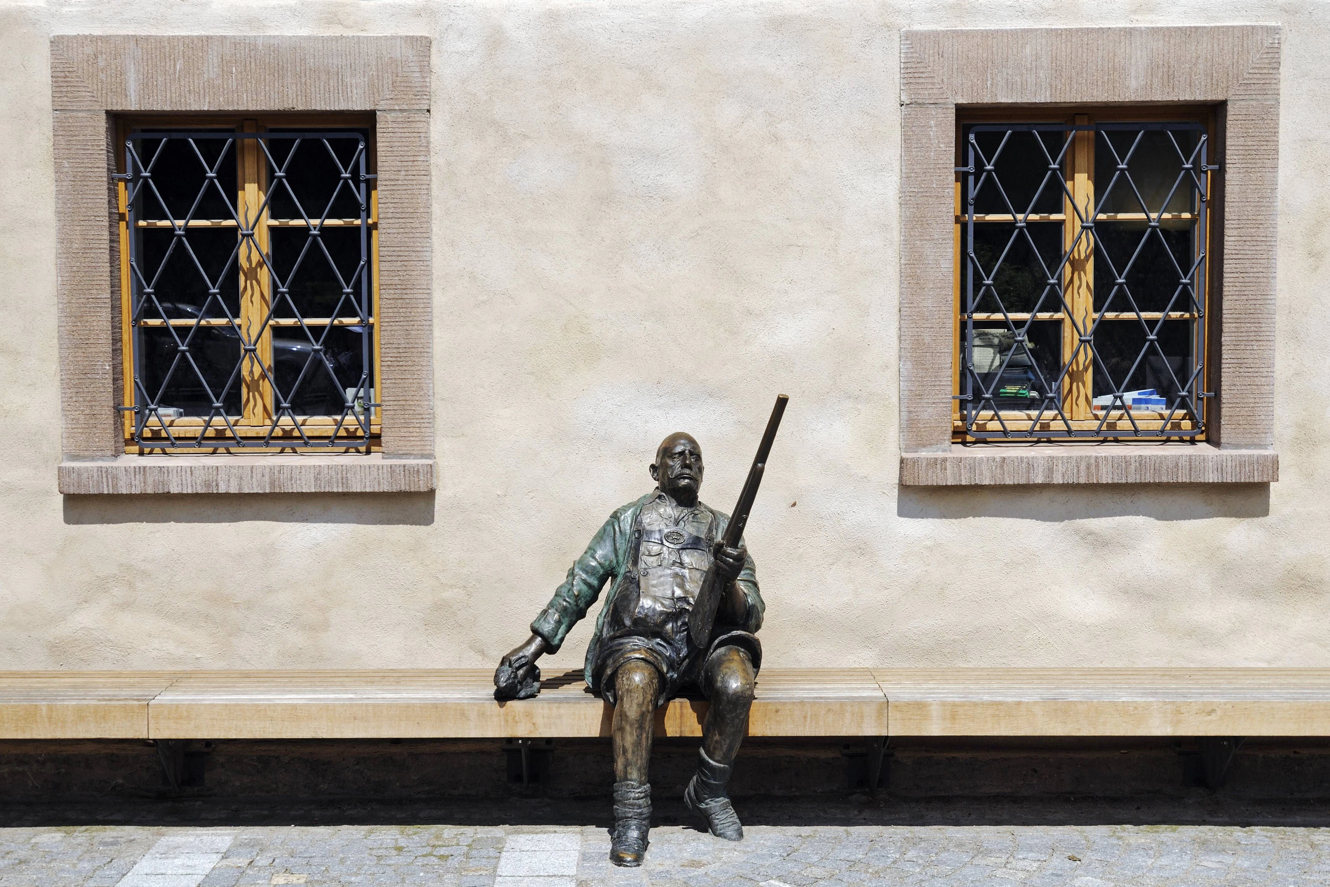 So lieb gehen Jäger nicht immer mit Tieren um: Skulptur vor dem Waffenmuseum Suhl.