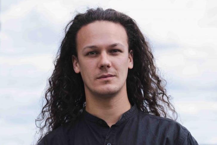 Tom Cassani ist der Mentee von Florentina Holzinger und präsentiert sein Projekt „Expanded Magic“ .