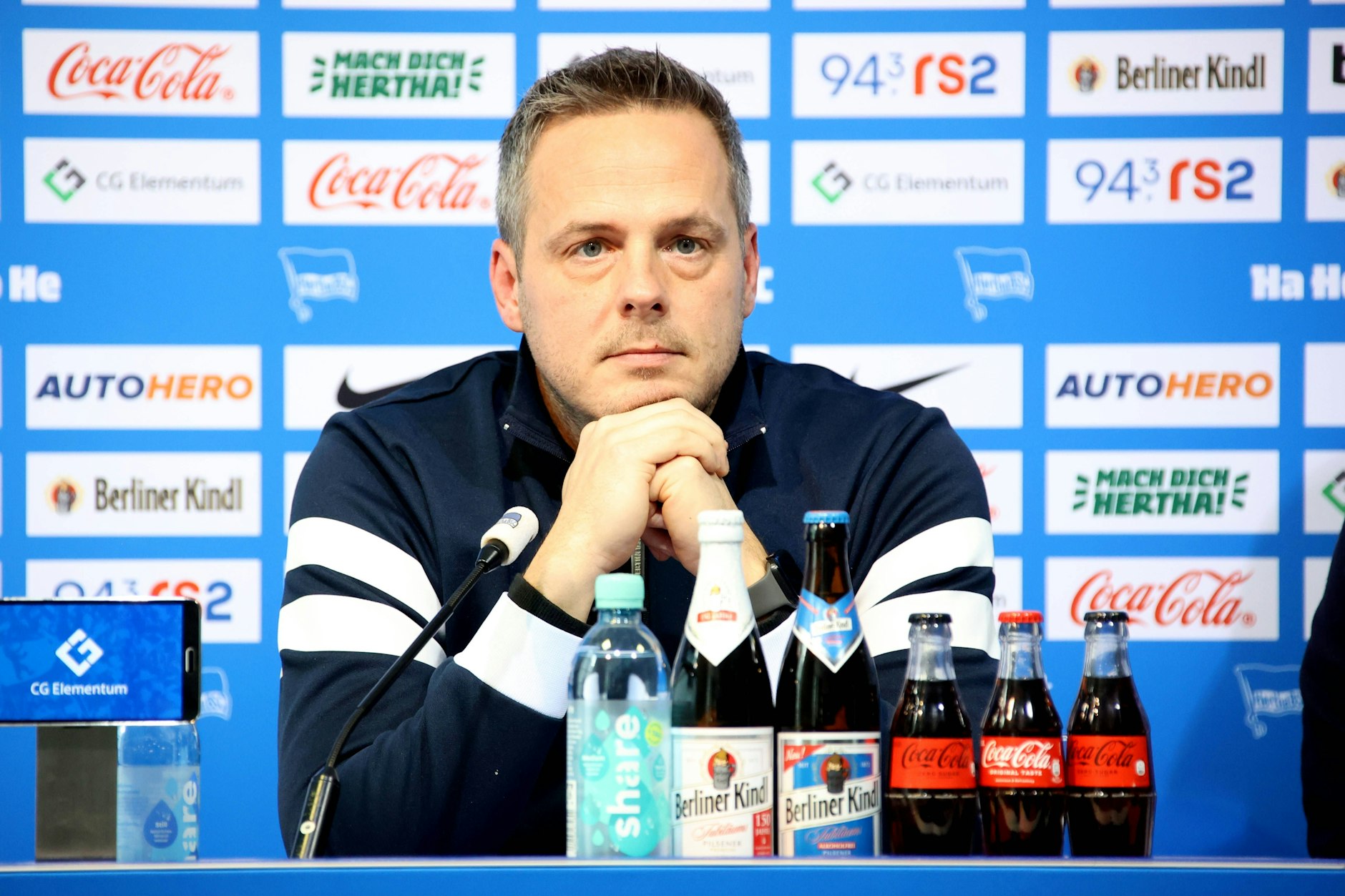 Präsident Kay Bernstein (42) schwört alle bei Hertha BSC trotz des Einstiegs von Investor 777 Partners auf harte Zeiten in den kommenden Jahren ein.