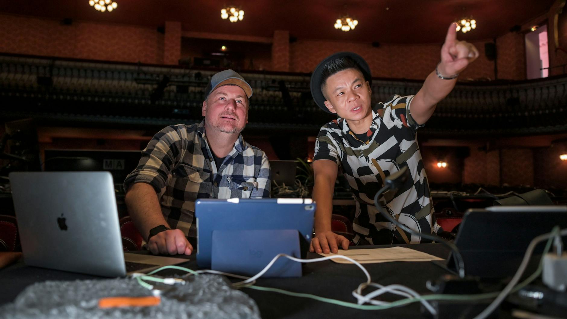 Im Zuschauersaal des Theater des Westens geben Regisseur Christoph Drewitz und Choreograf Jonathan Huor Anweisungen in Richtung Bühne. Die beiden Männer sorgen vom Regiepult aus, dass das Musical der Rosenstolz-Stars ein Hit wird.