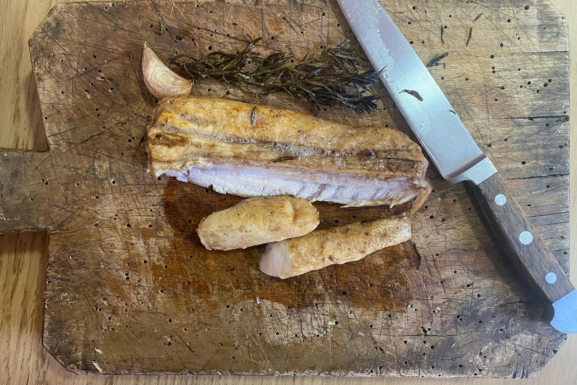 Kaninchenrücken, wie er sein muss: Das Fleisch darf gerne noch ein bisschen glasig in der Mitte sein. Mit Butter übergossen eine hauchzarte Delikatesse
