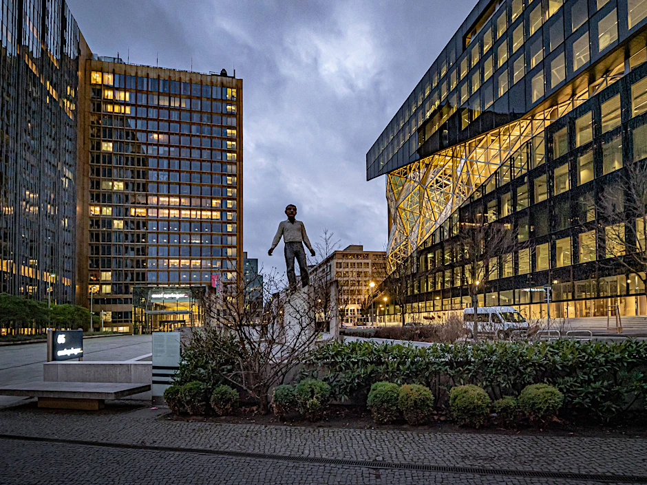 Links: Der Sitz von BILD und B.Z. Rechts: Der WELT-Neubau