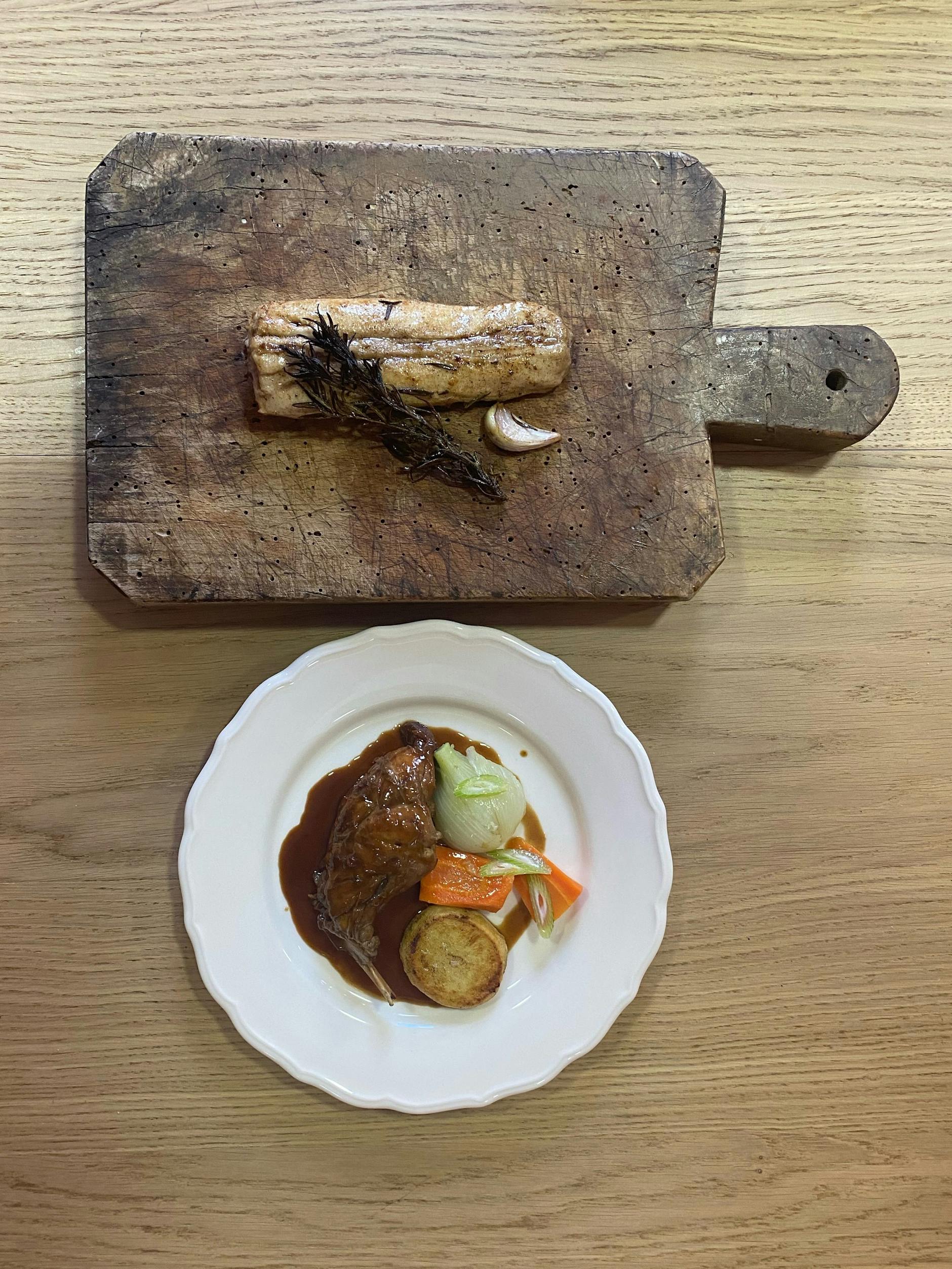 Zweimal Kaninchen: einmal geschmort und einmal gebraten. Probieren Sie es aus!